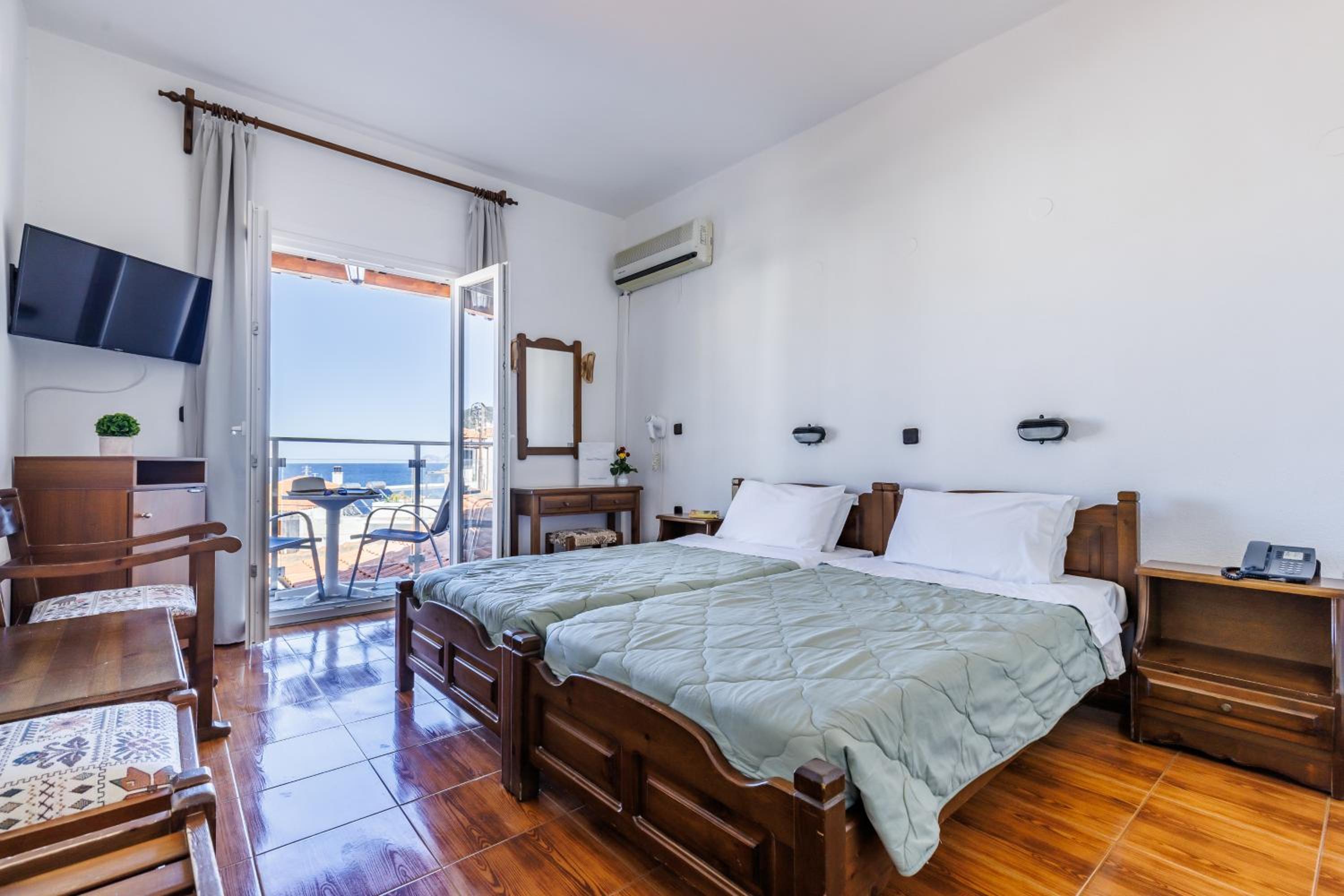 Double or Twin Room with Side Sea View - Photo 7