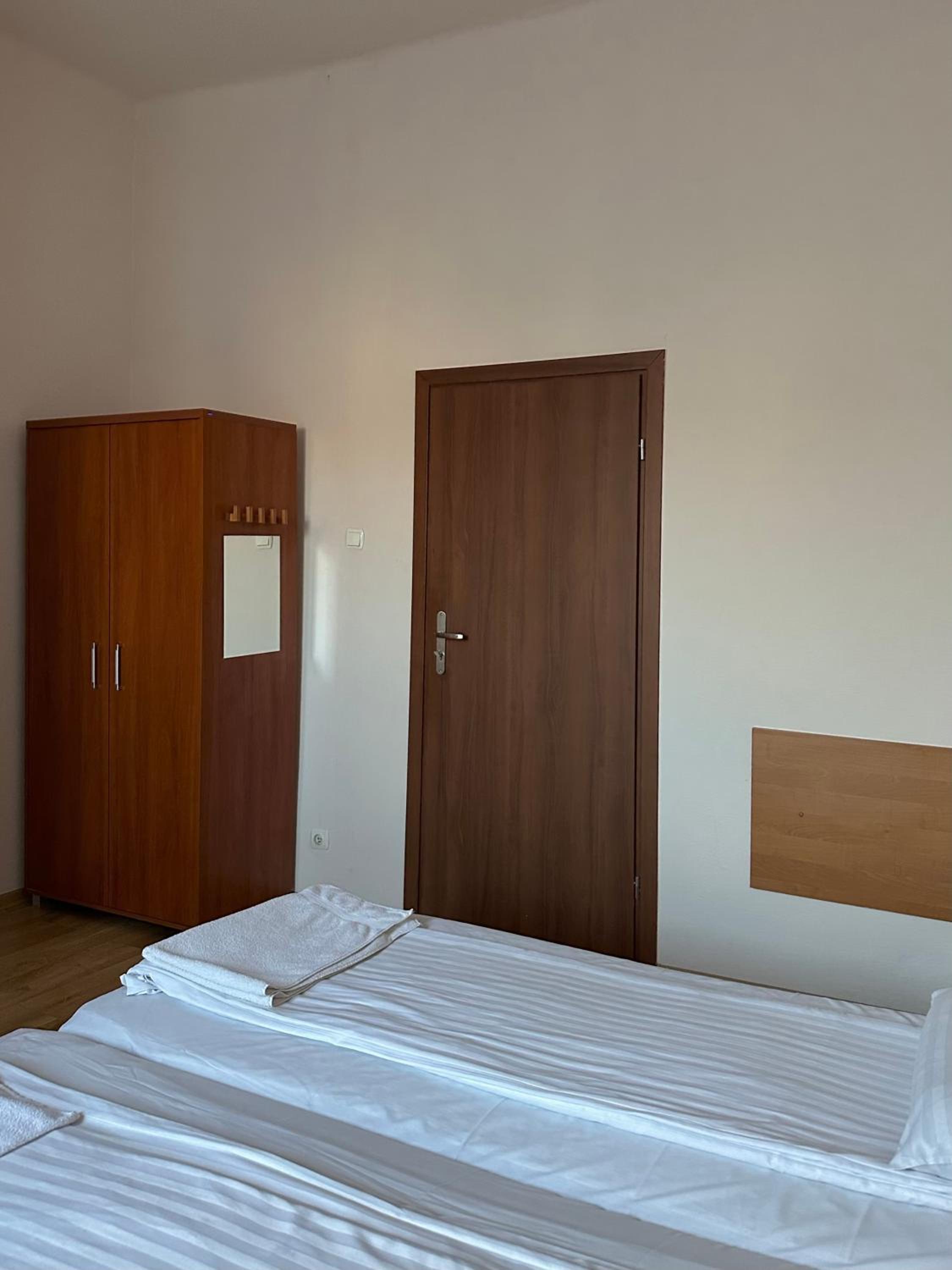 Twin Room - Photo 5