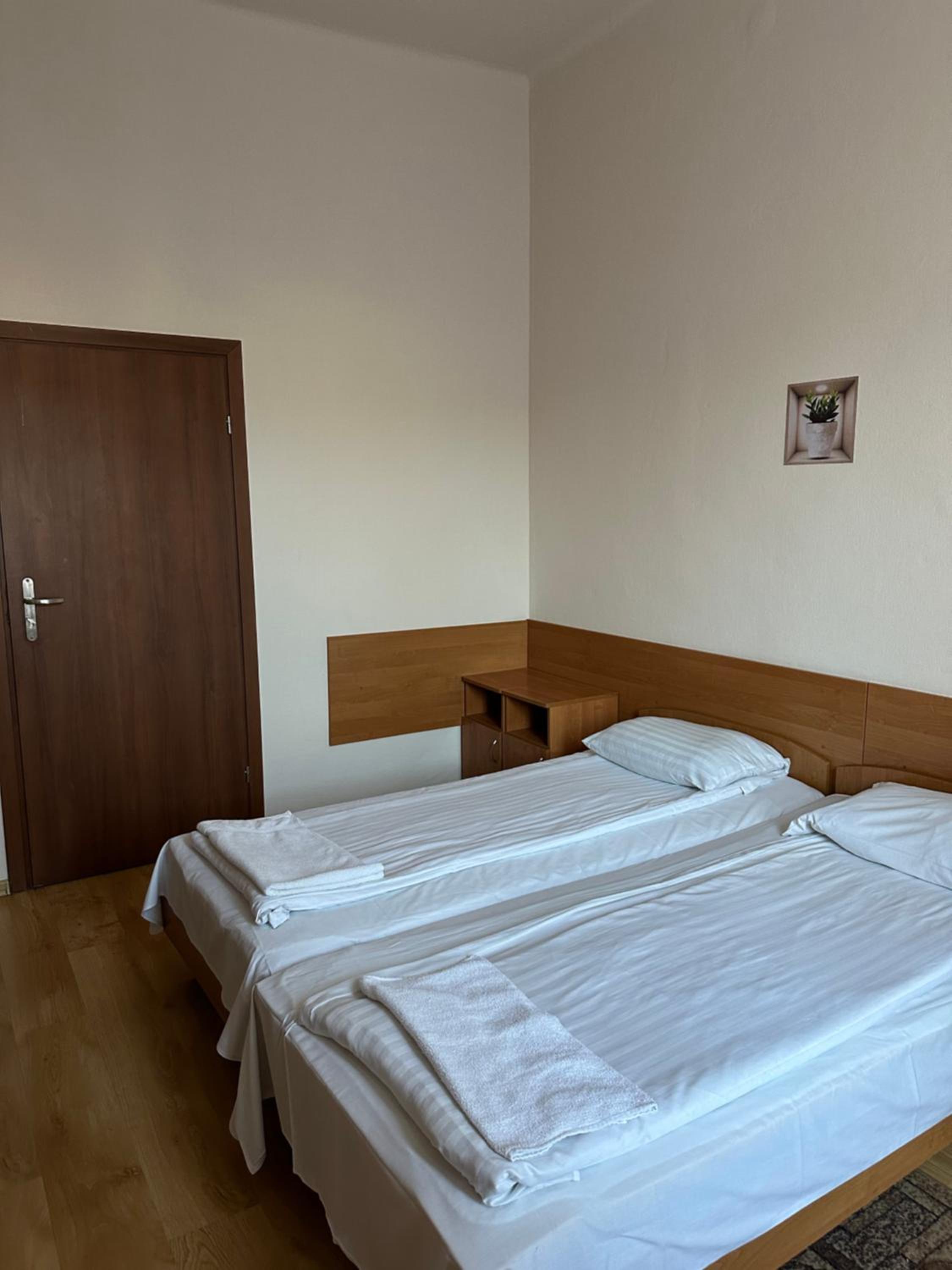 Twin Room - Photo 8