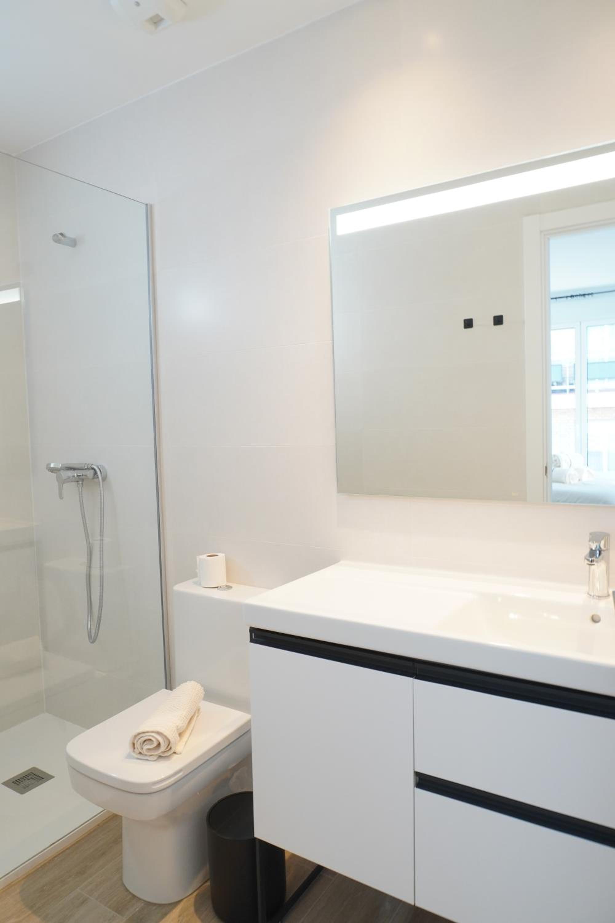 Three-Bedroom Apartment with View photo 3