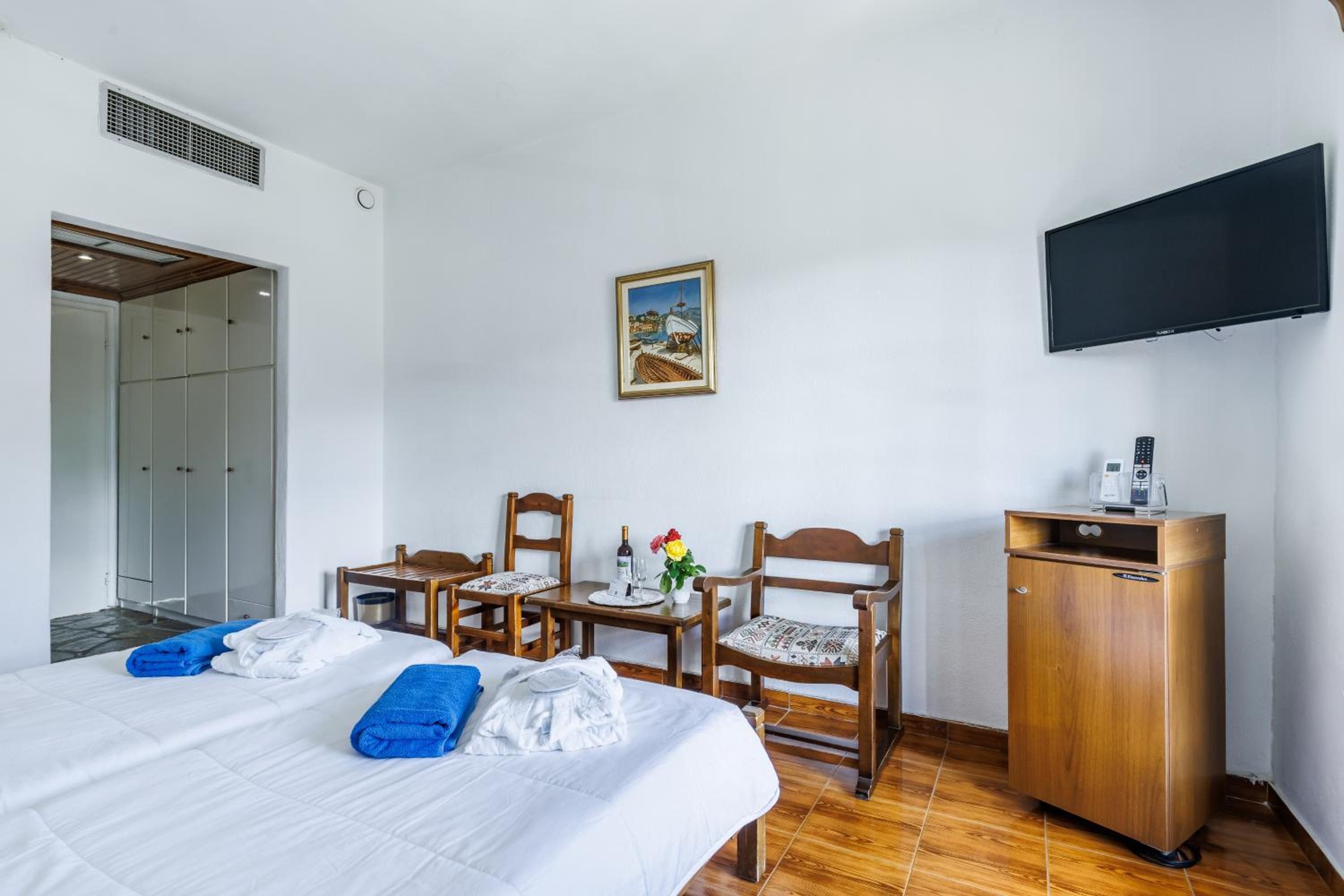 Double or Twin Room with Pool and Side Sea View