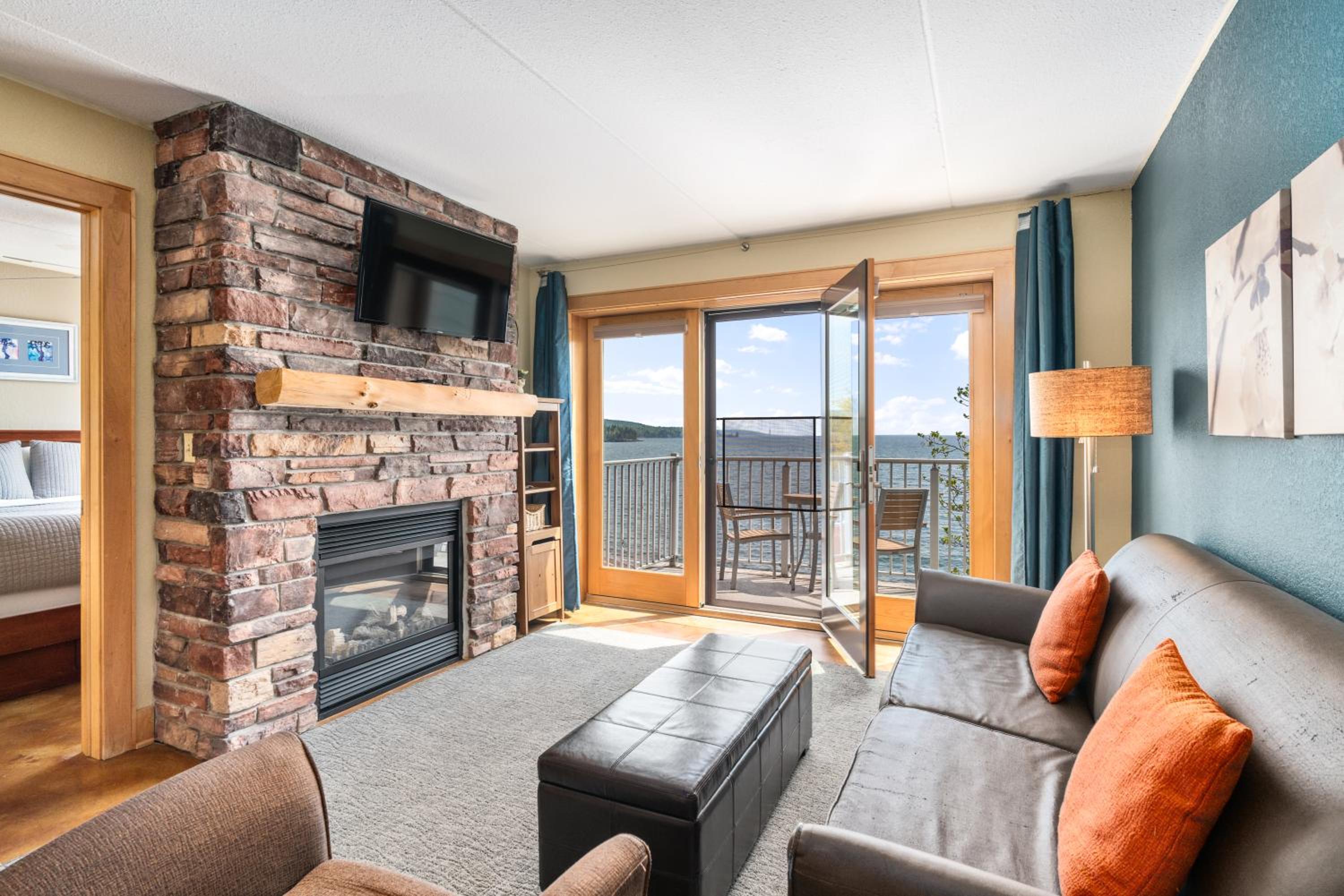 One-Bedroom Lakeside Suite photo 1