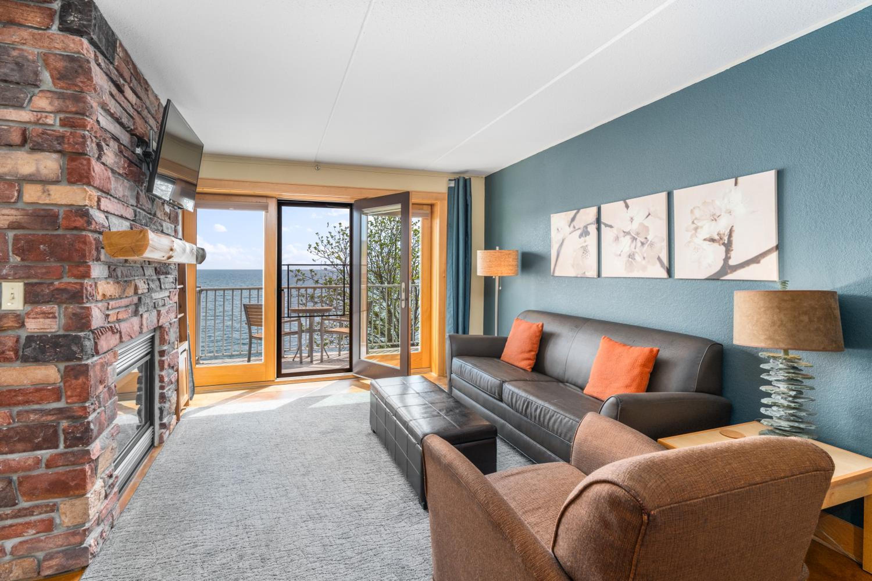 One-Bedroom Lakeside Suite photo 3