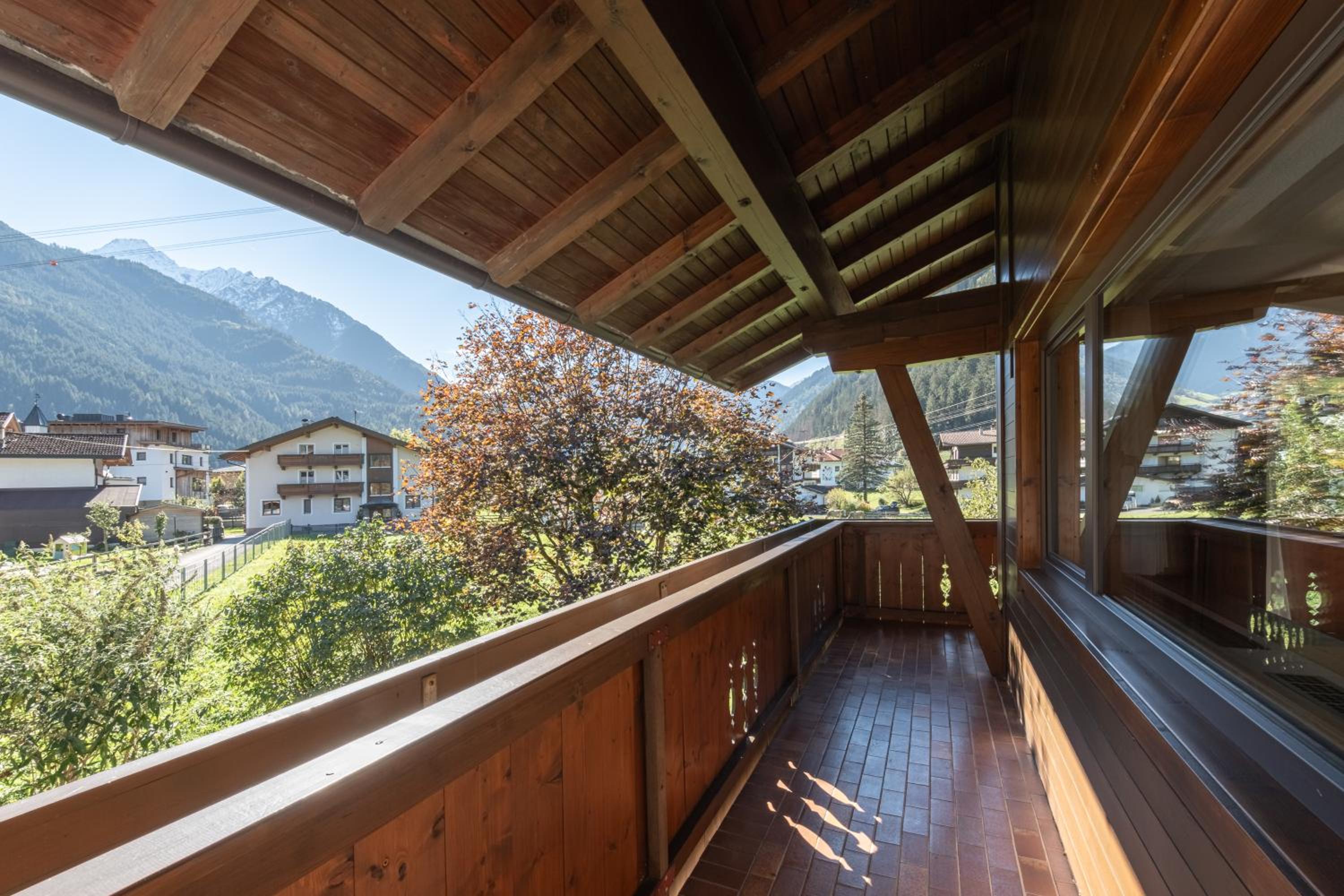 Three-Bedroom Apartment with Mountain View photo 3