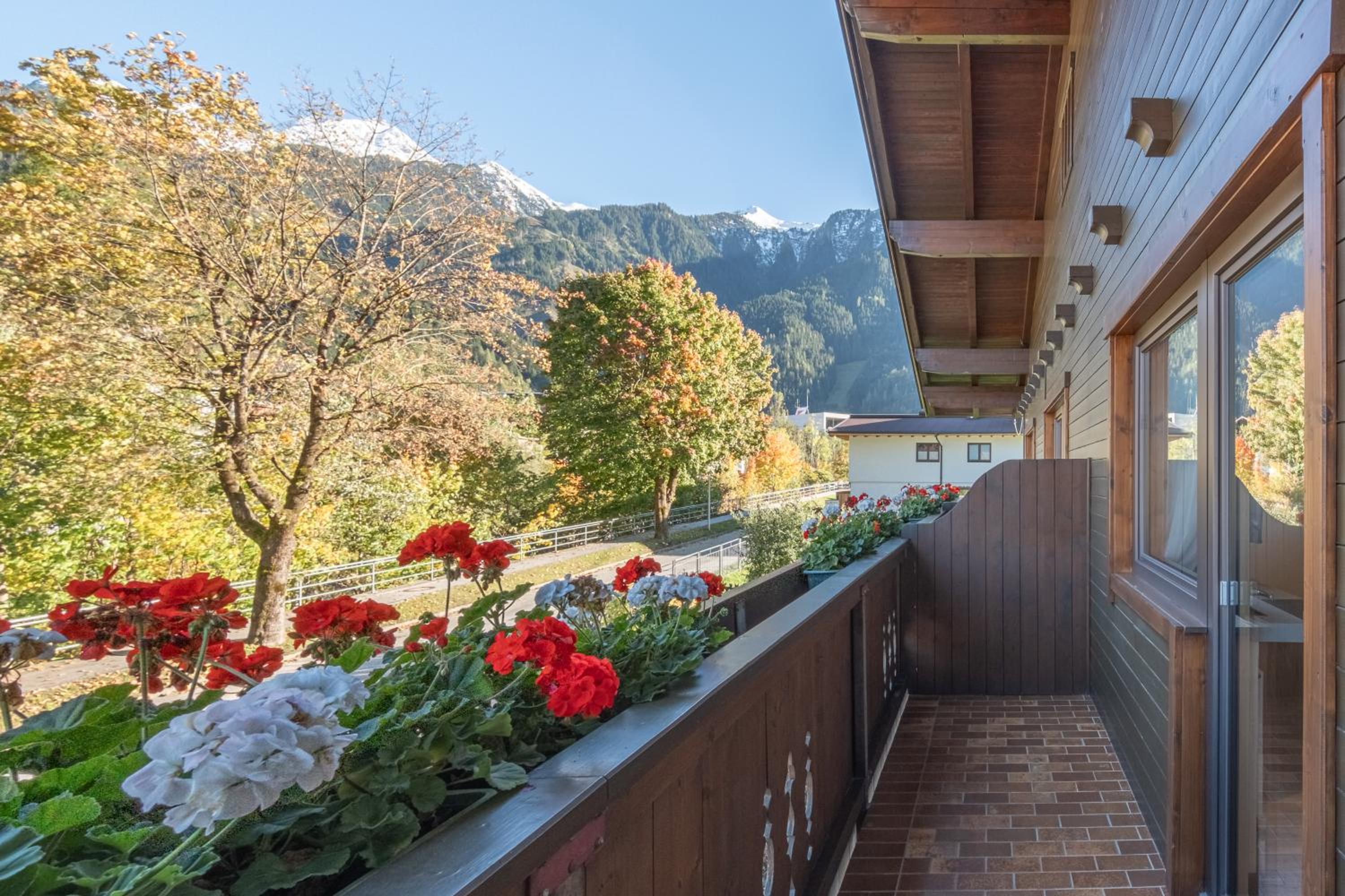 Studio Apartment with Balcony photo 2