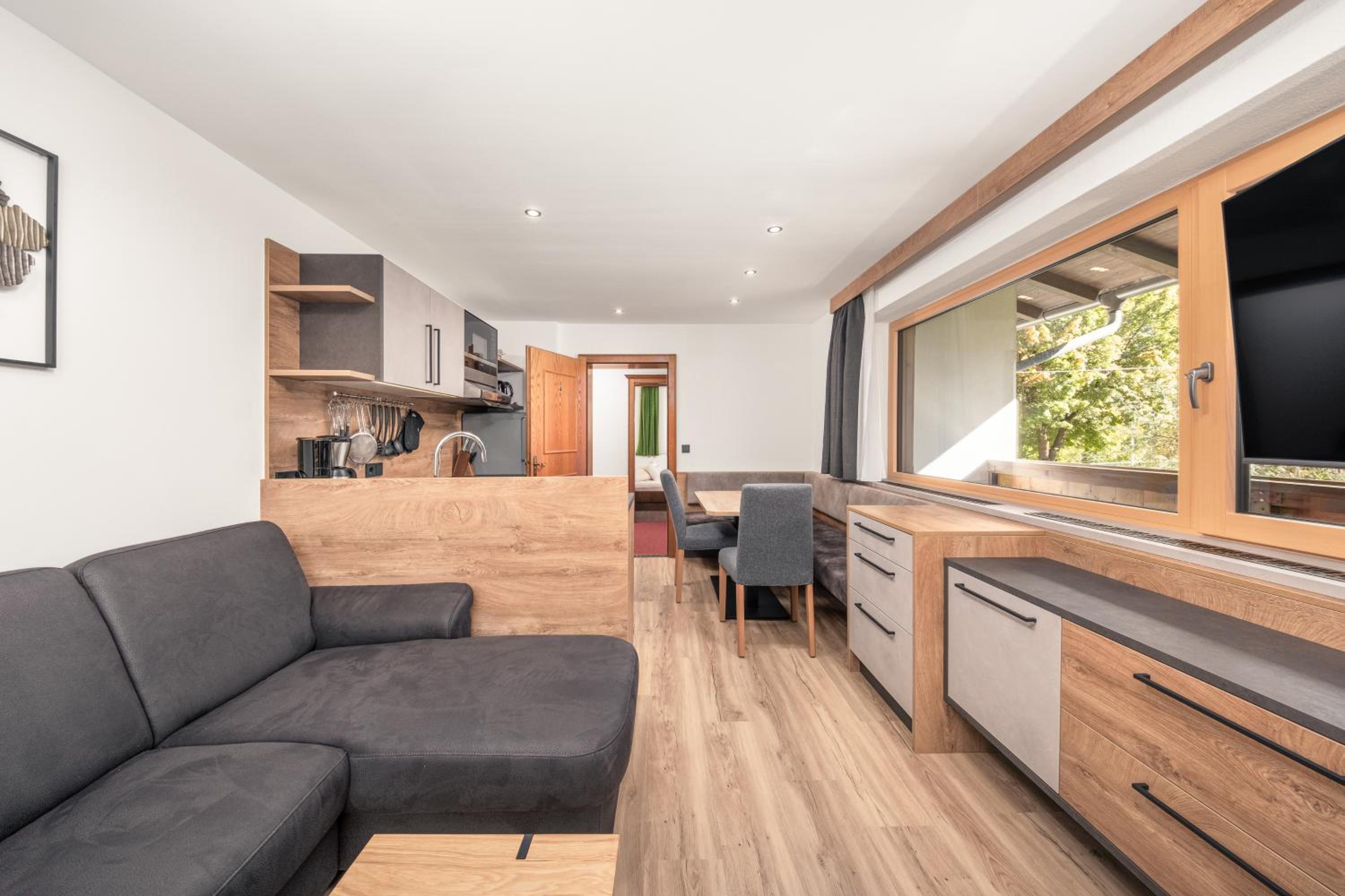 Three-Bedroom Apartment with Mountain View photo 1
