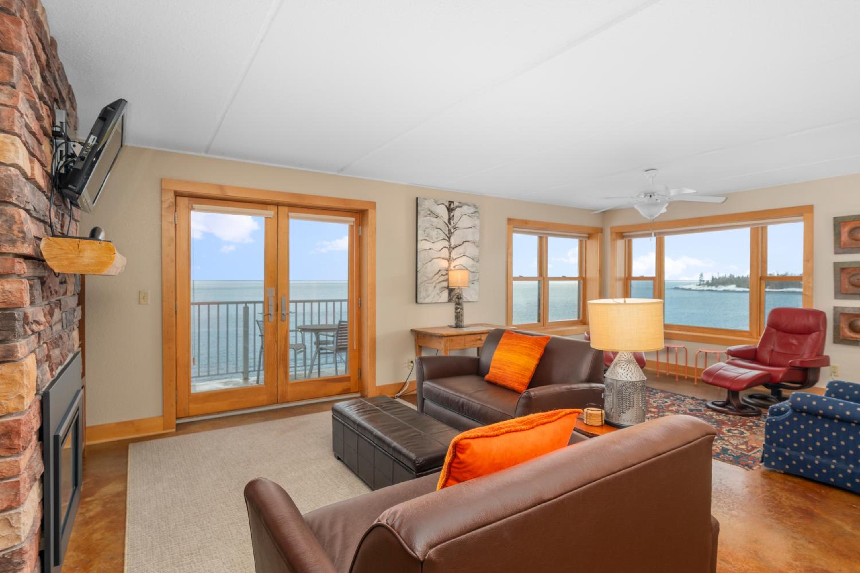 Two-Bedroom Lakeside Suite photo 3