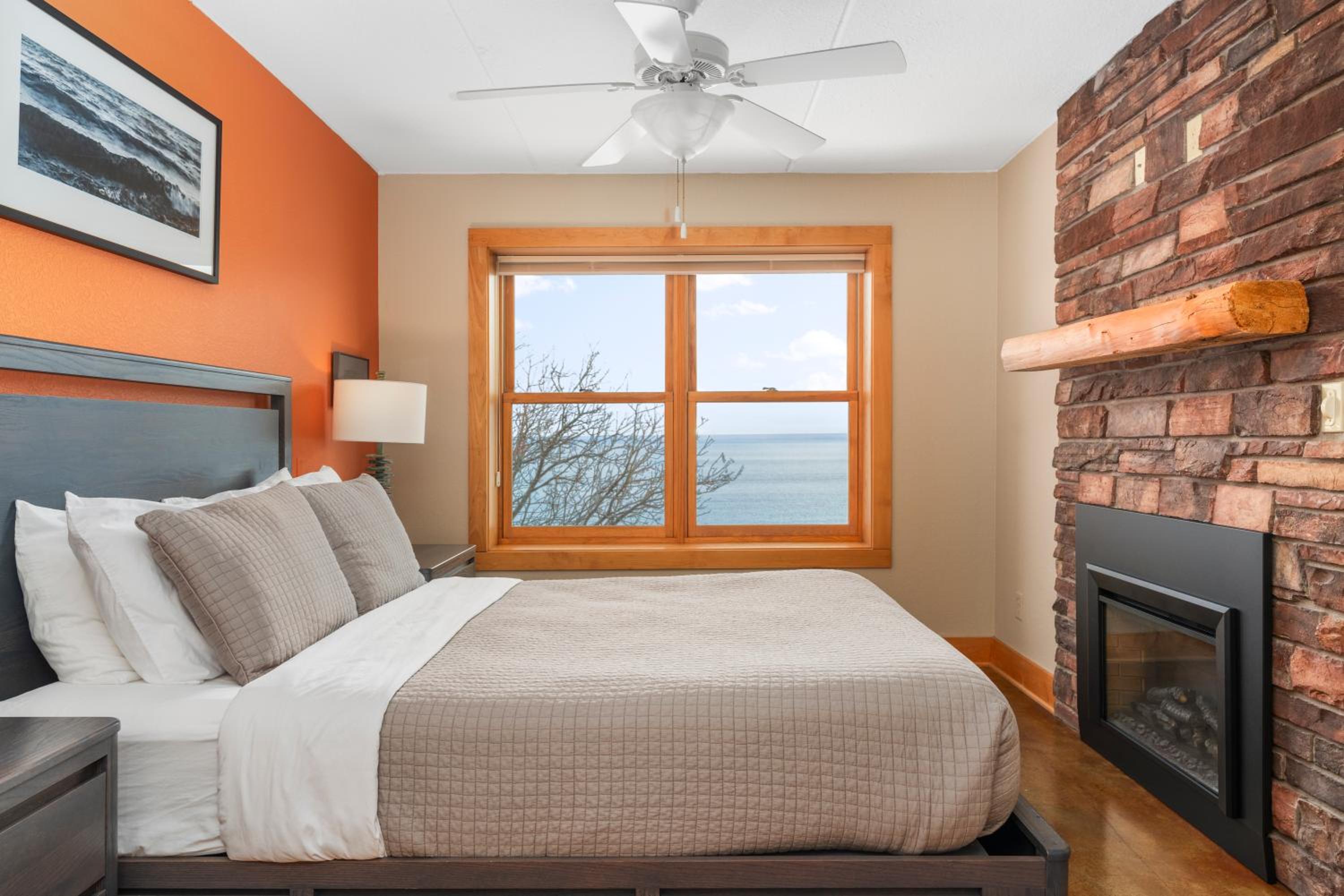 Two-Bedroom Lakeside Suite photo 2