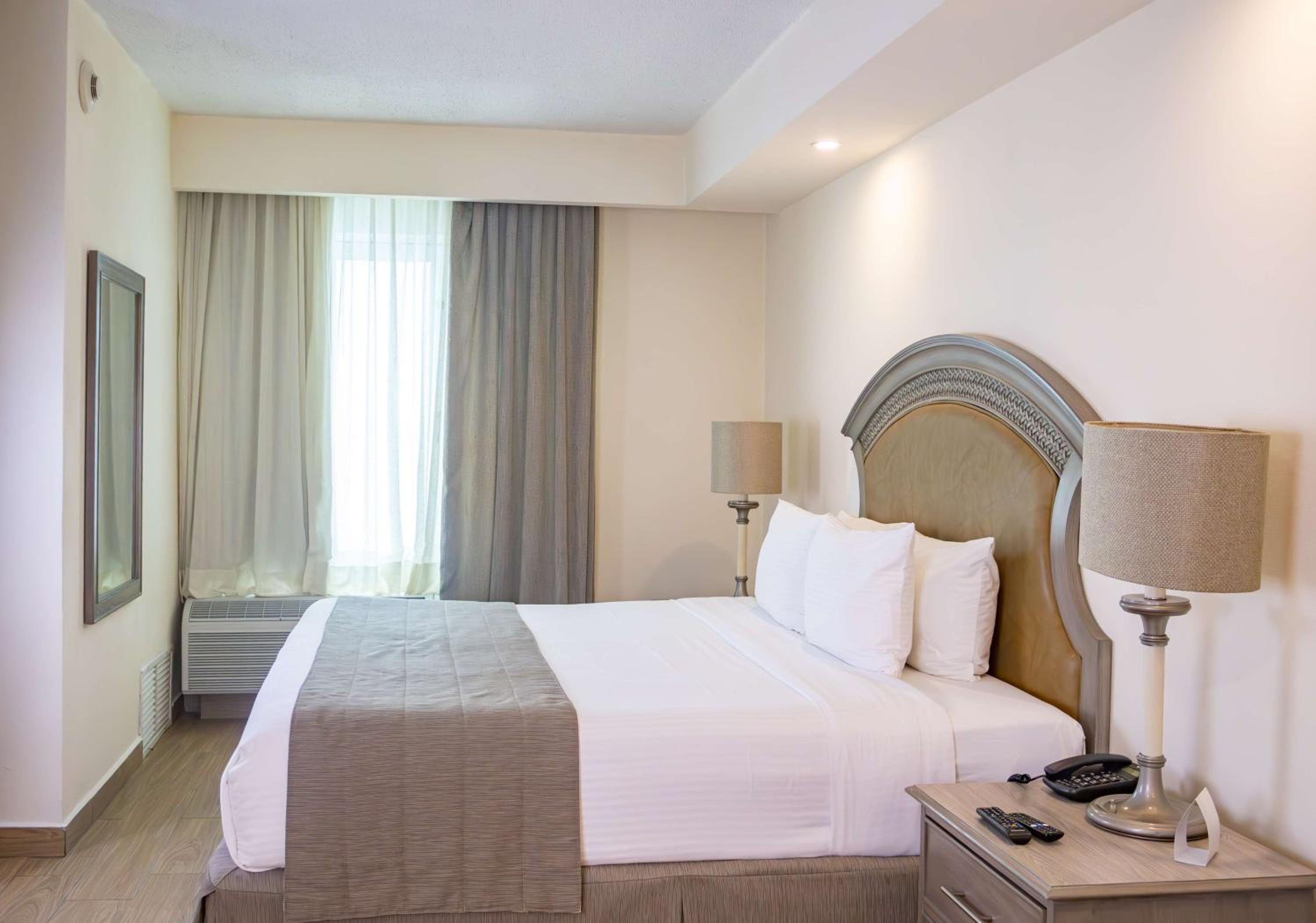 Junior Suite with King Bed and Kitchenette - Non Smoking - Photo 1