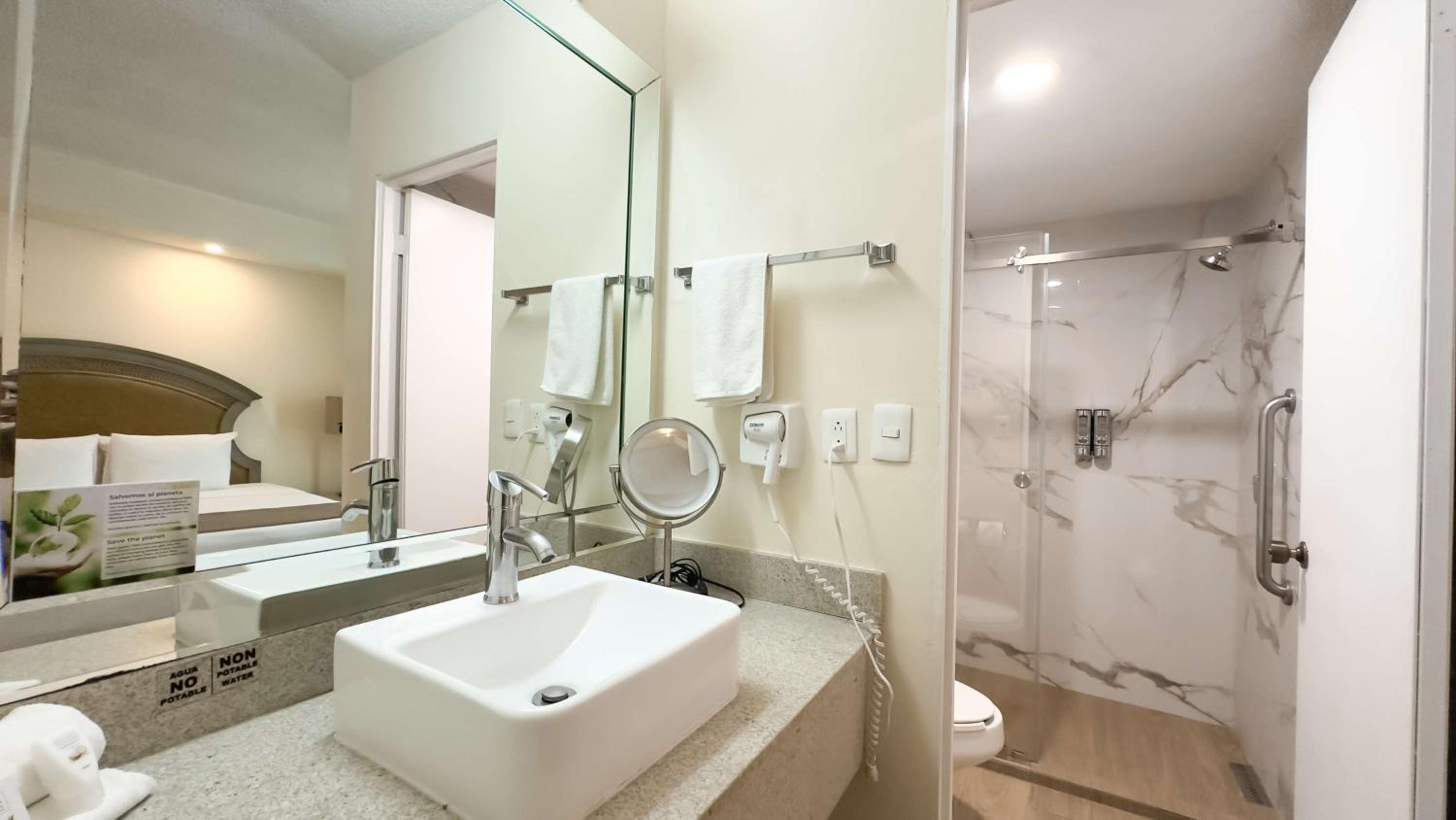 Junior Suite with King Bed and Kitchenette - Non Smoking - Photo 2