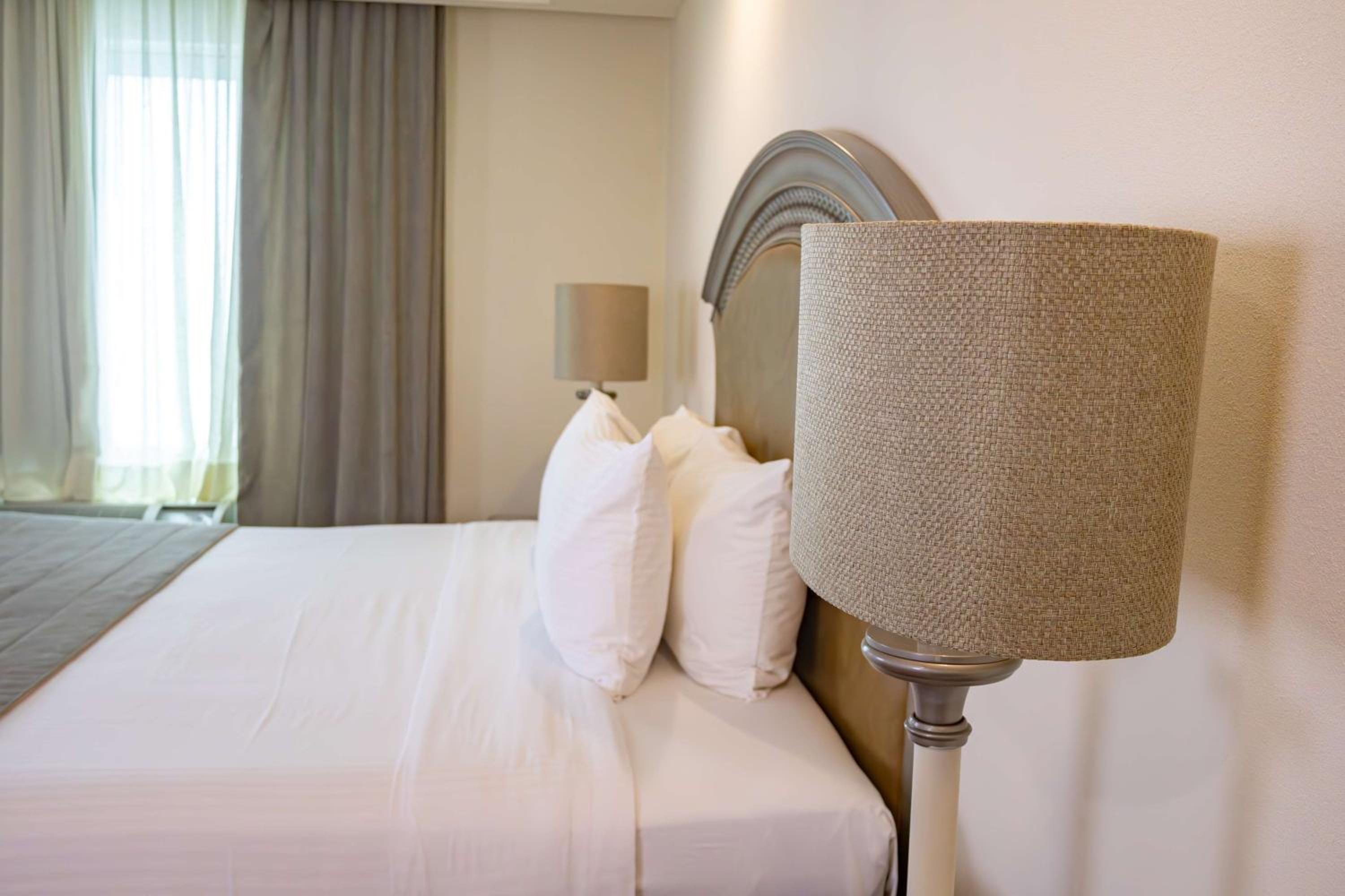 Junior Suite with King Bed and Kitchenette - Non Smoking - Photo 4