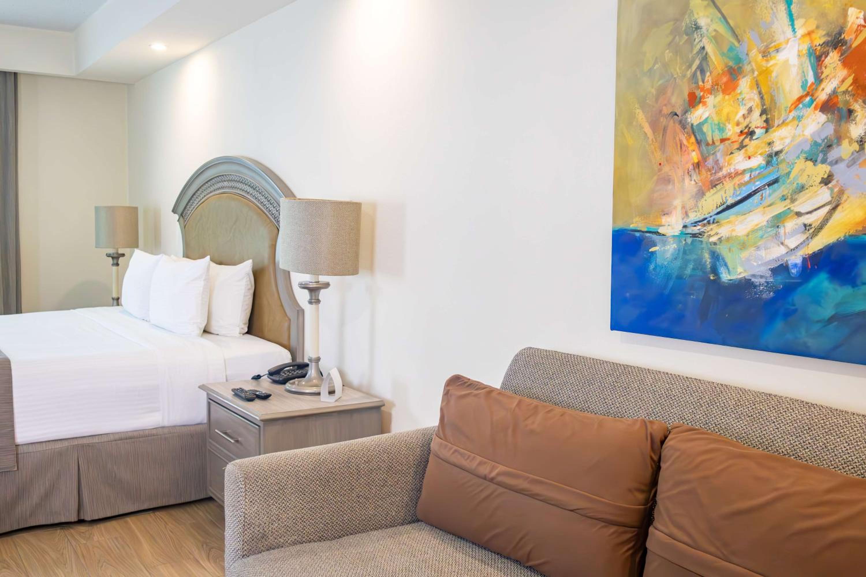 Junior Suite with King Bed and Kitchenette - Non Smoking - Photo 3