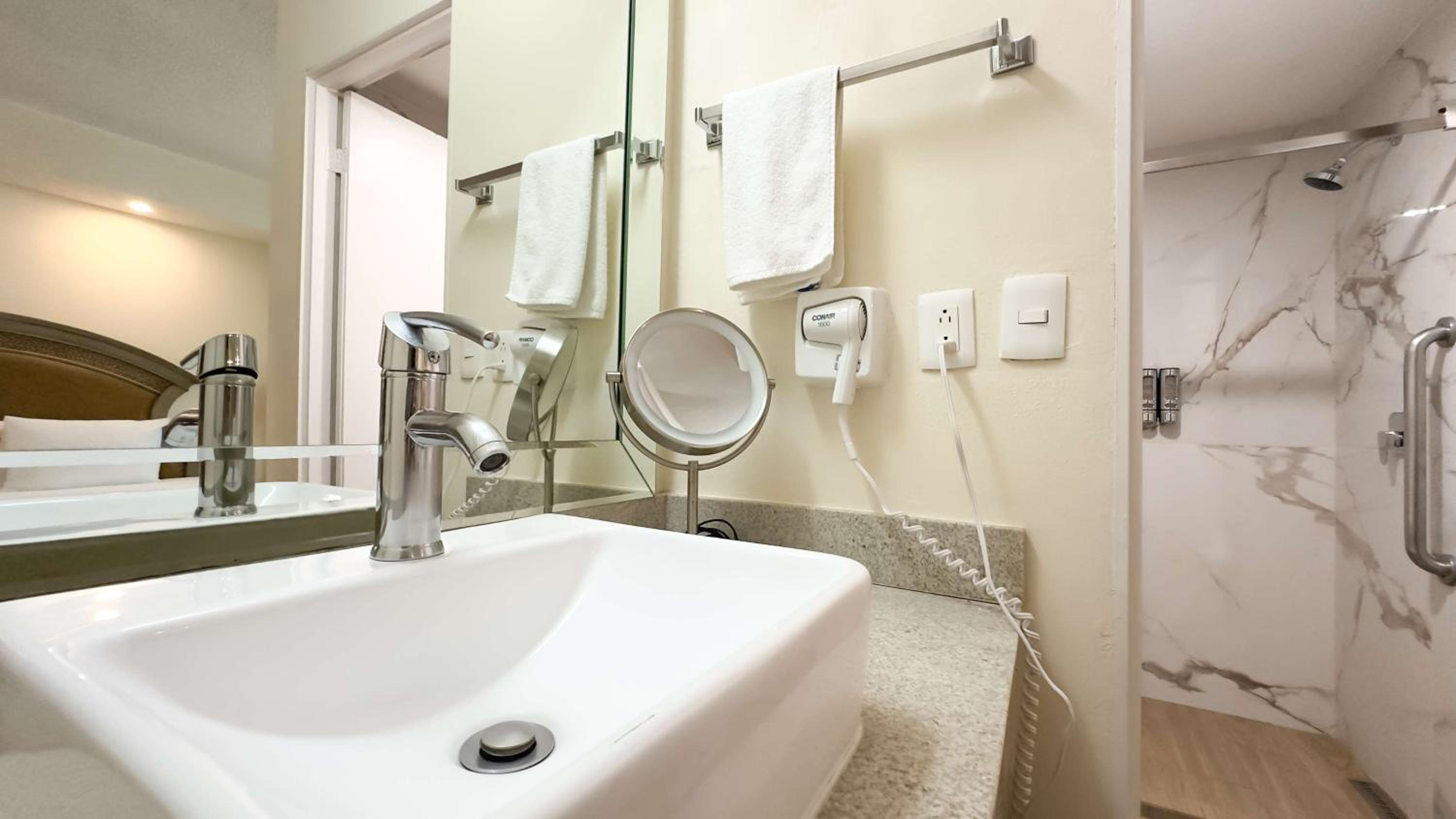 Junior Suite with King Bed and Kitchenette - Non Smoking - Photo 11