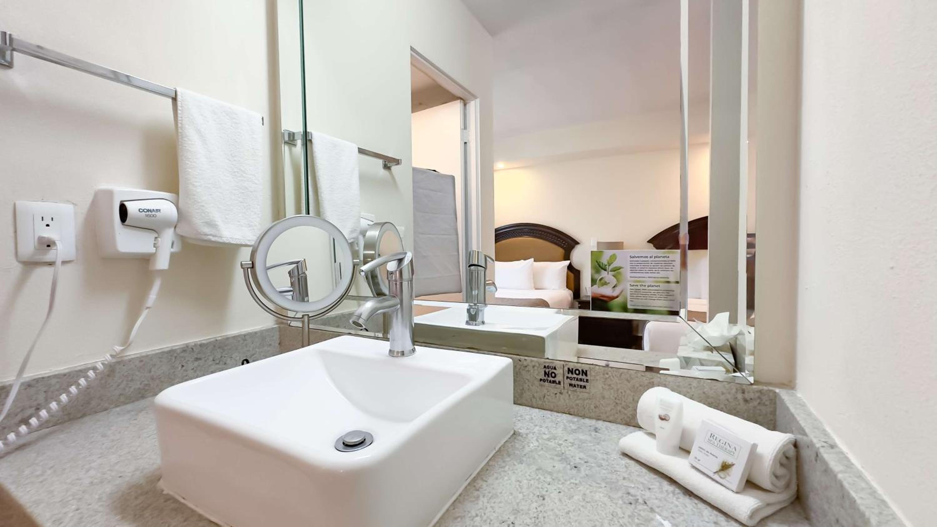 Junior Suite with 2 Double Beds and Kitchenette - Non Smoking - Photo 9