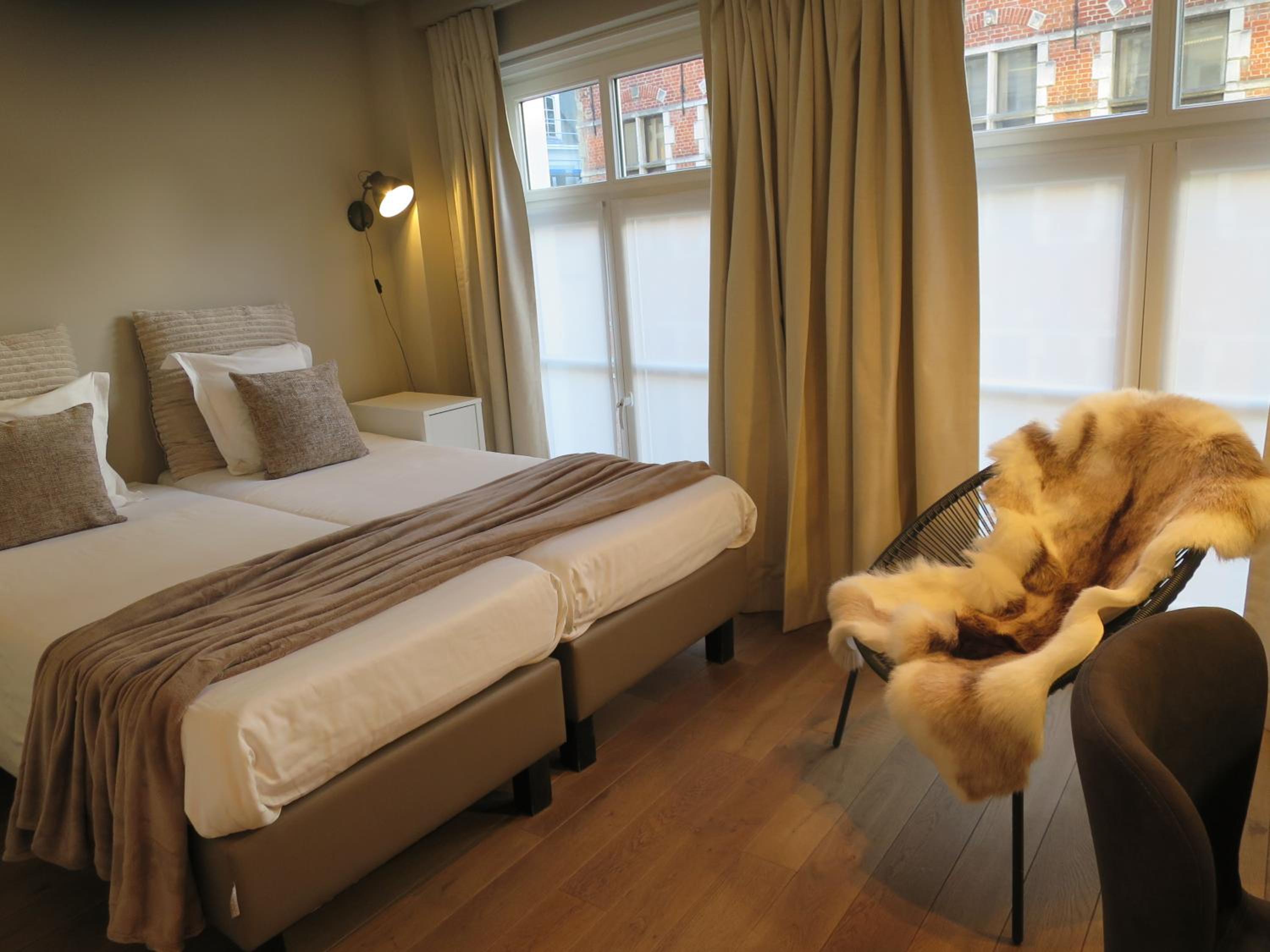 Two Connecting Double or Twin Rooms with Two bathrooms
