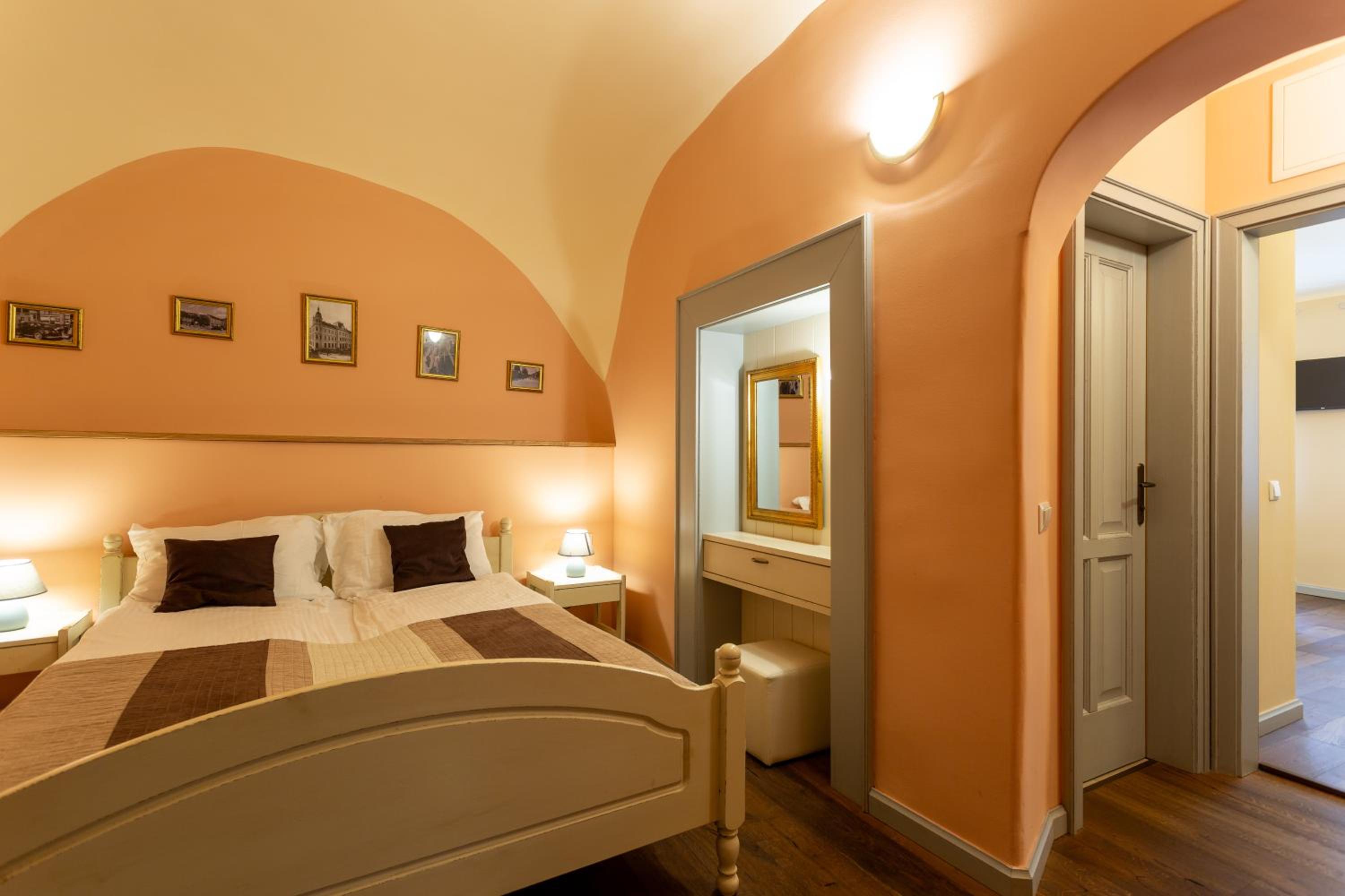 Deluxe Family Suite - Photo 3