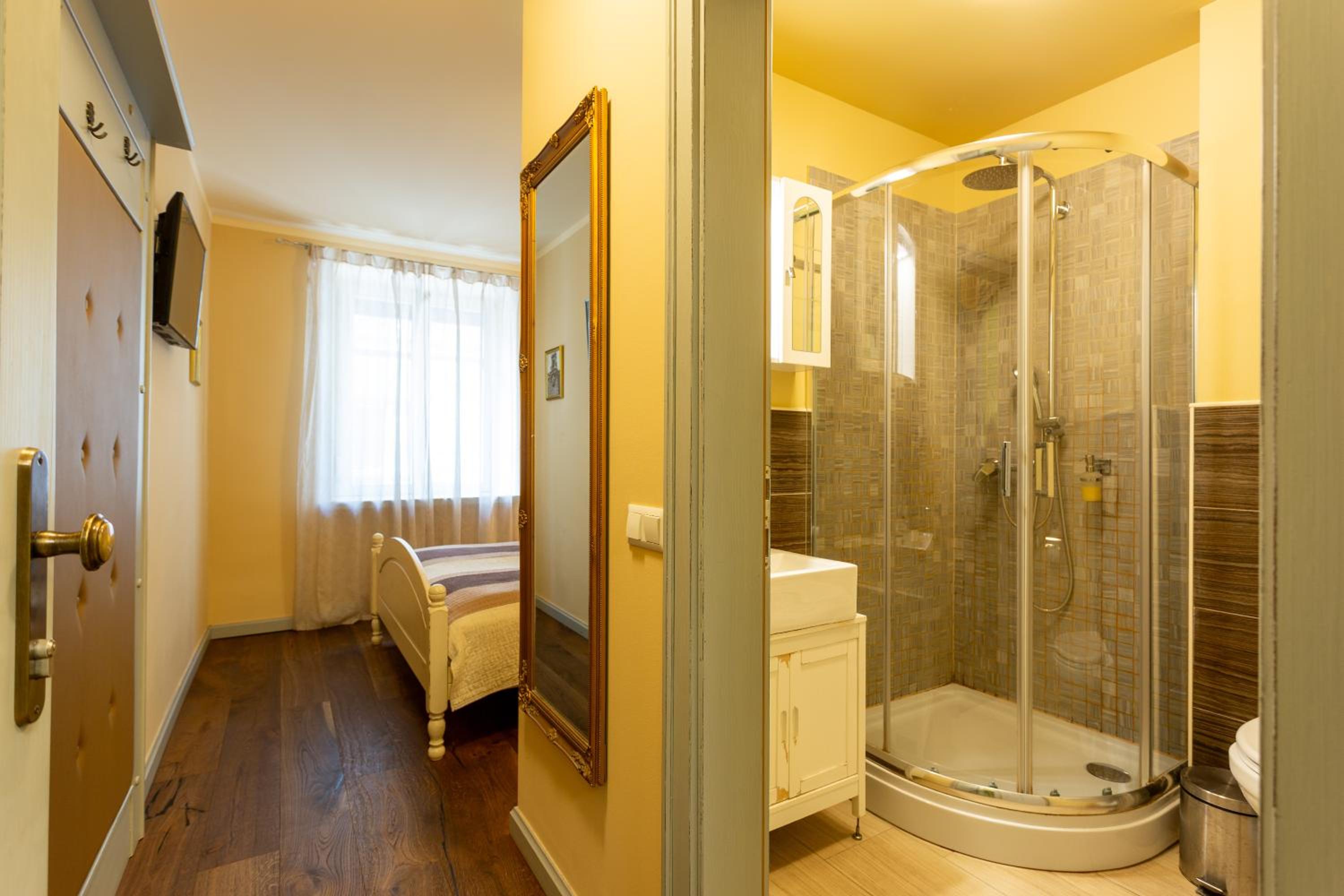 Double Room - Photo 5