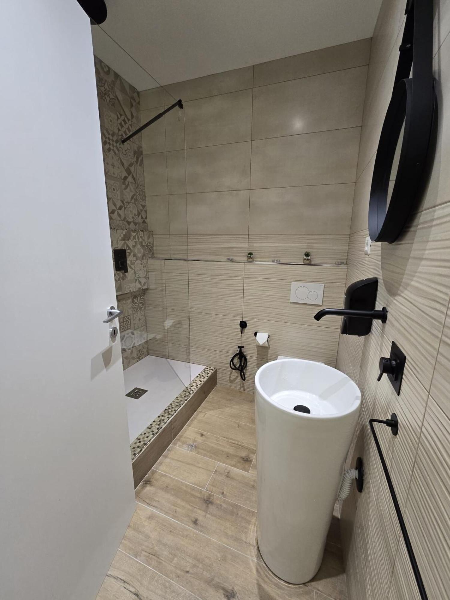 Queen Suite with Spa Bath - Photo 5