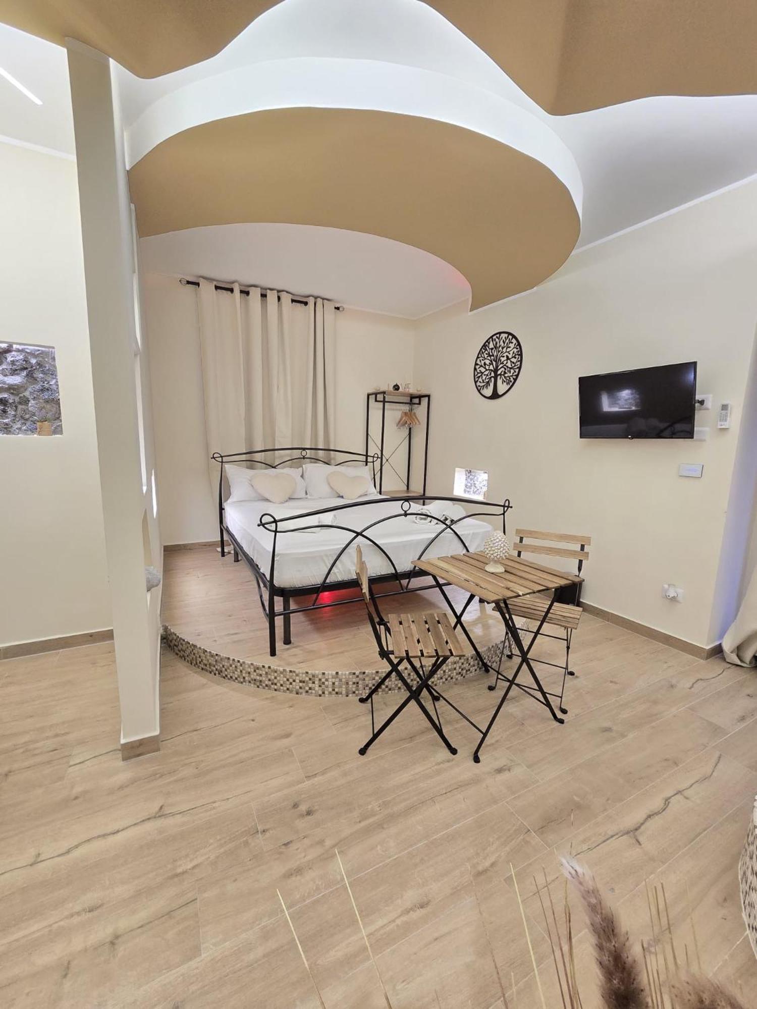 Queen Suite with Spa Bath - Photo 1