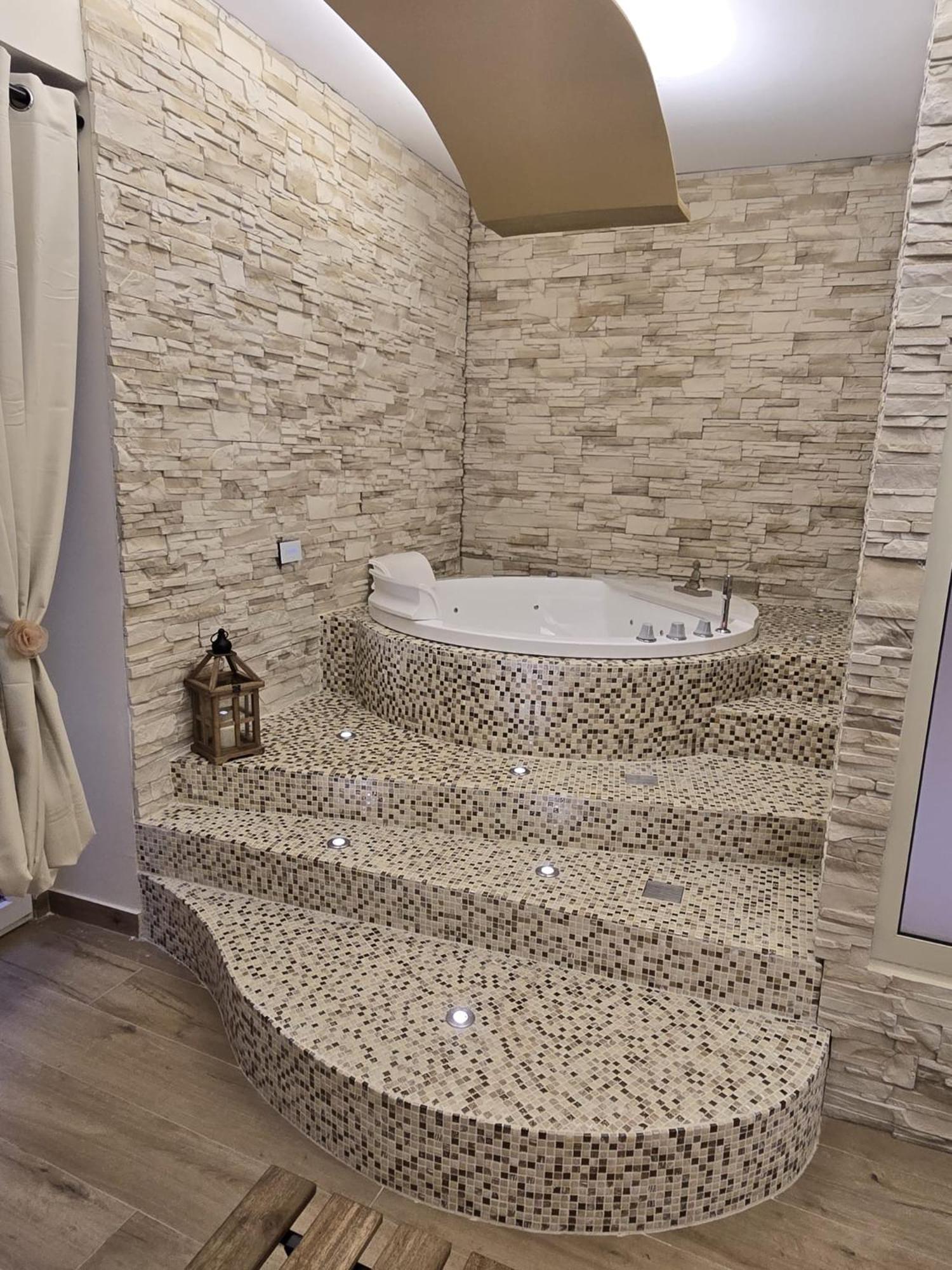 Queen Suite with Spa Bath - Photo 4