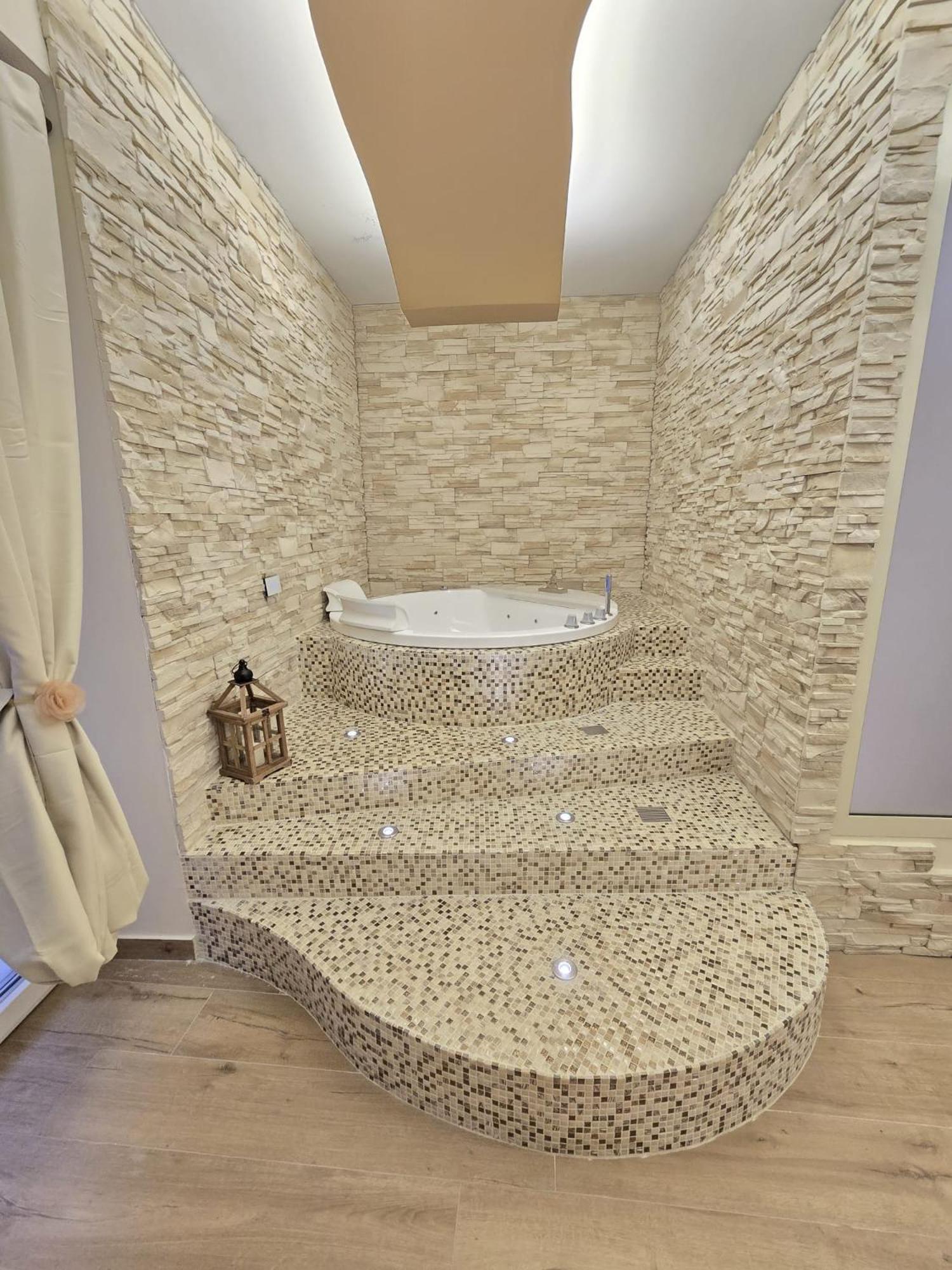 Queen Suite with Spa Bath - Photo 3