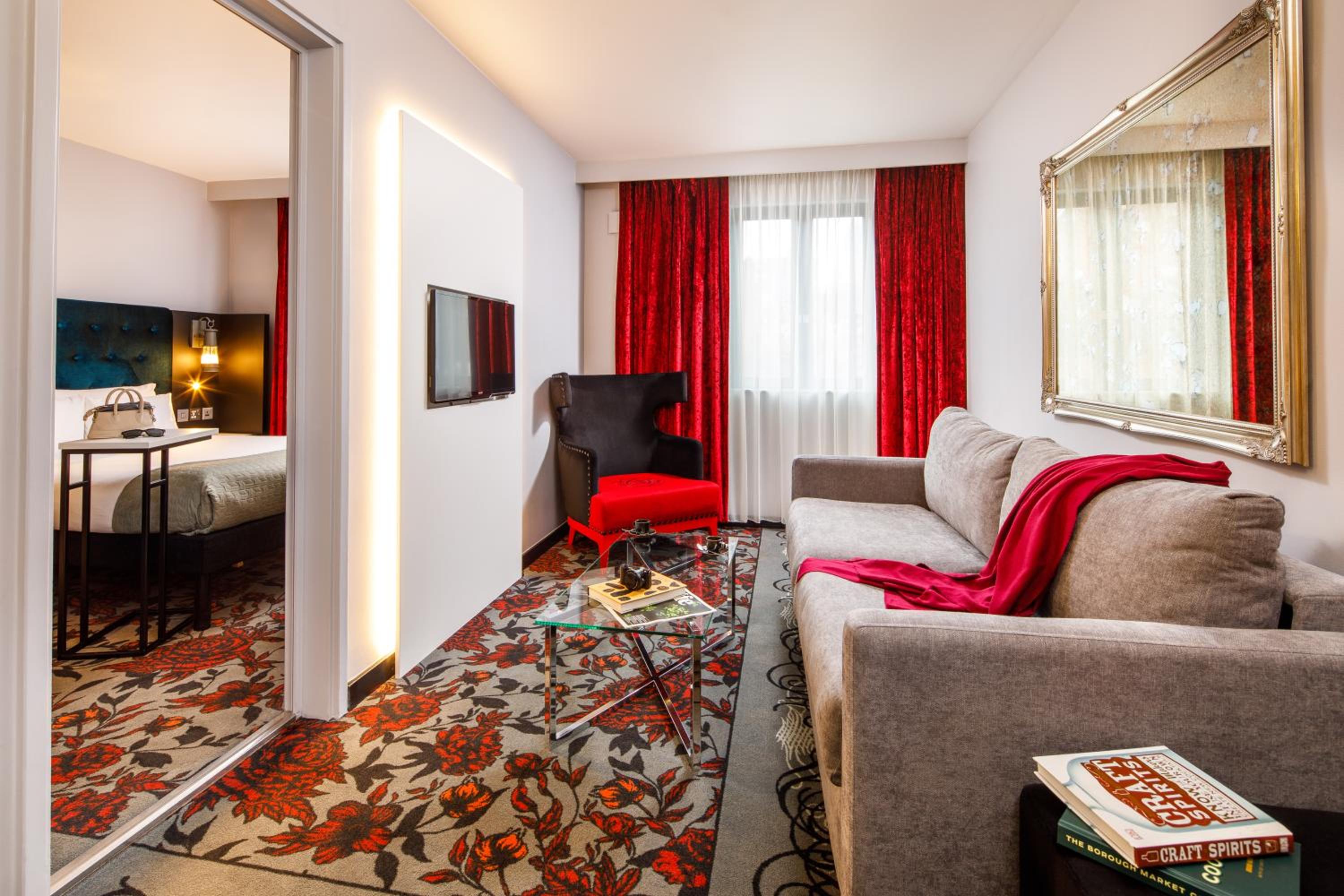 Superior Suite with 1 queensize bed and sofa photo 3