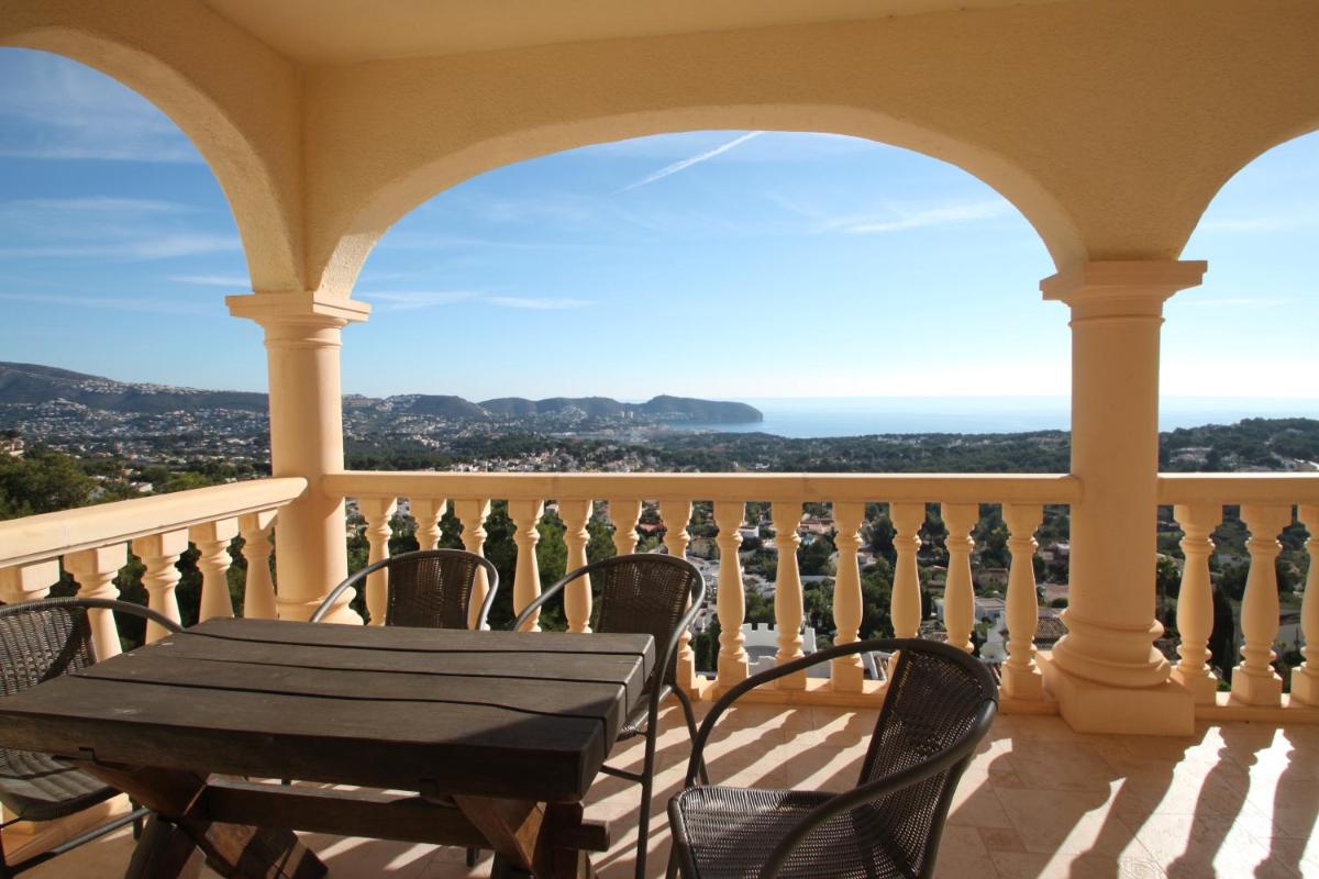 Three-Bedroom Villa with Private Pool photo 2