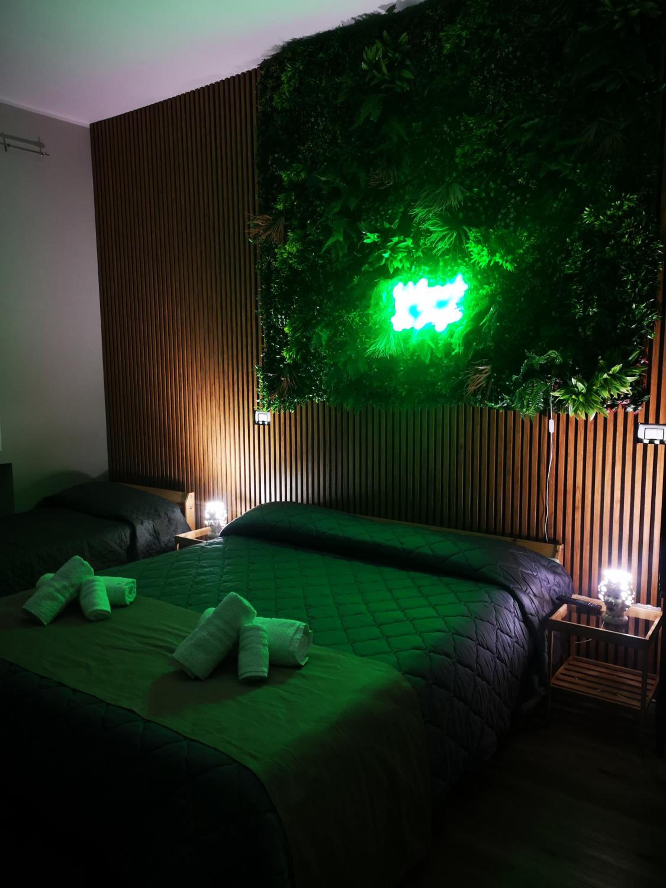 Deluxe Suite with Spa Bath - Photo 7