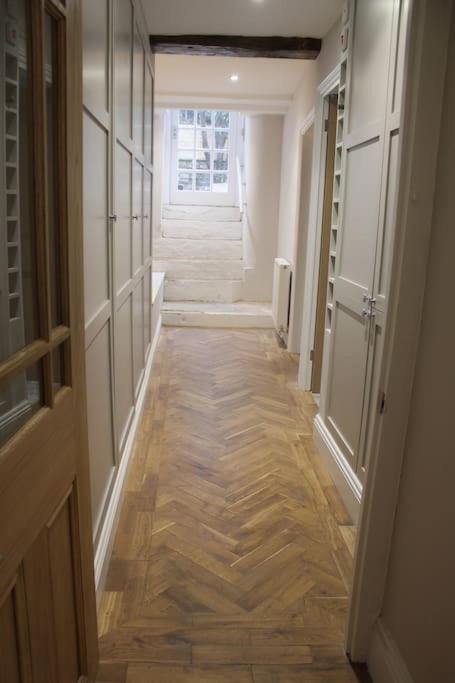 Five-Bedroom House photo 1