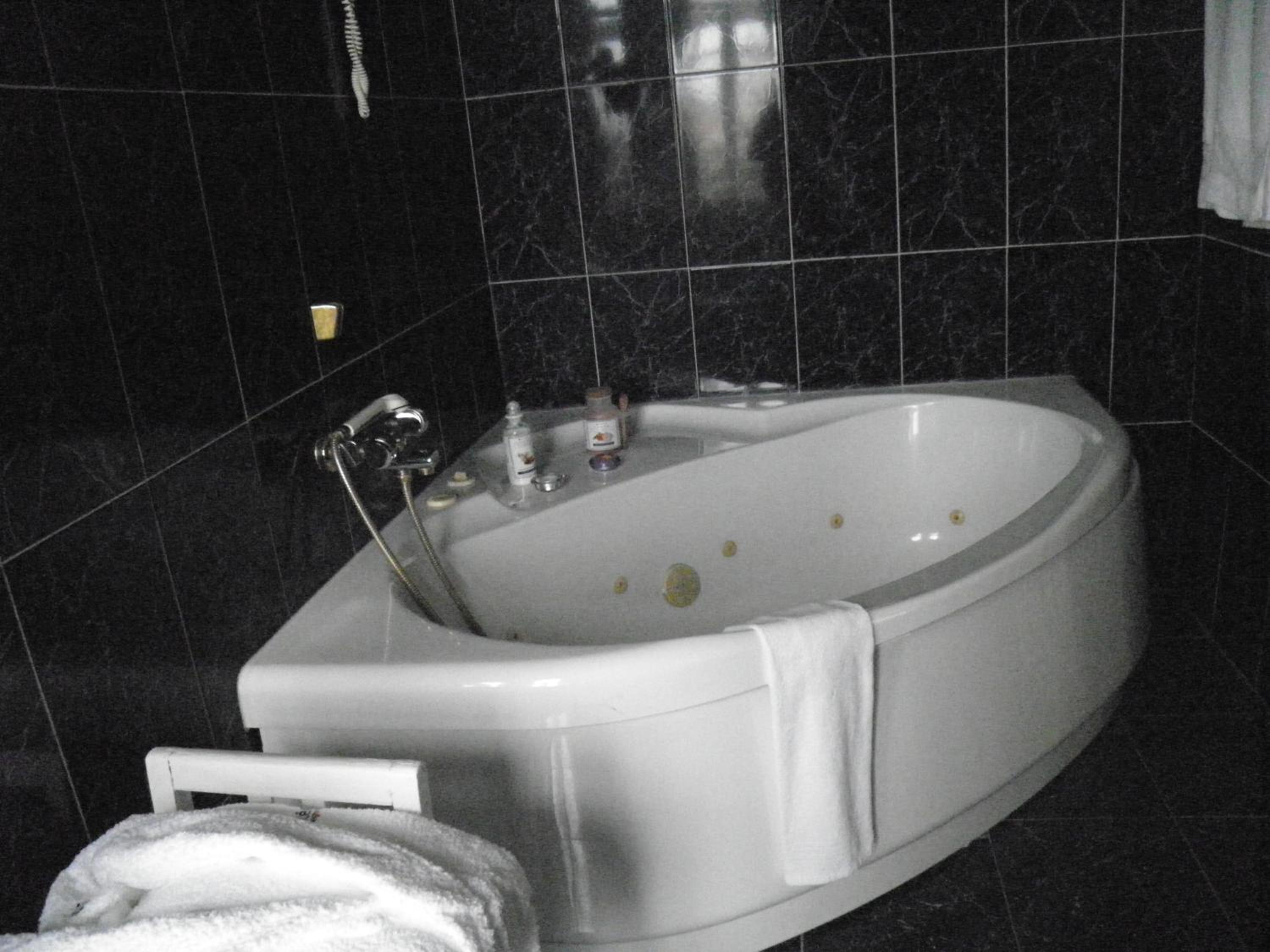 Queen Room with Spa Bath - Photo 1