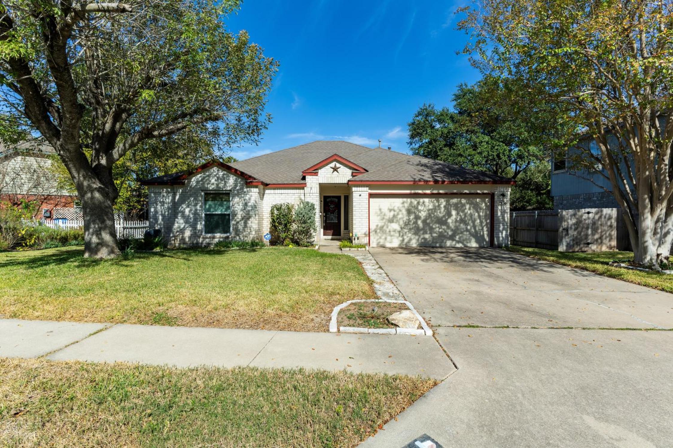 Three-Bedroom House photo 2