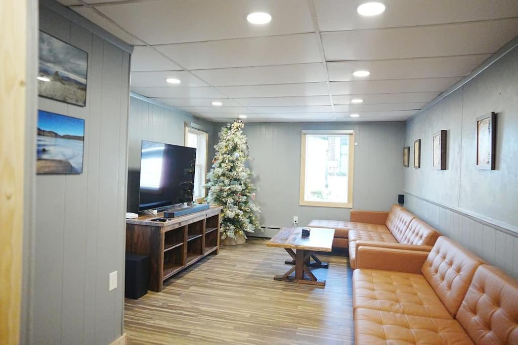 Five-Bedroom House photo 1