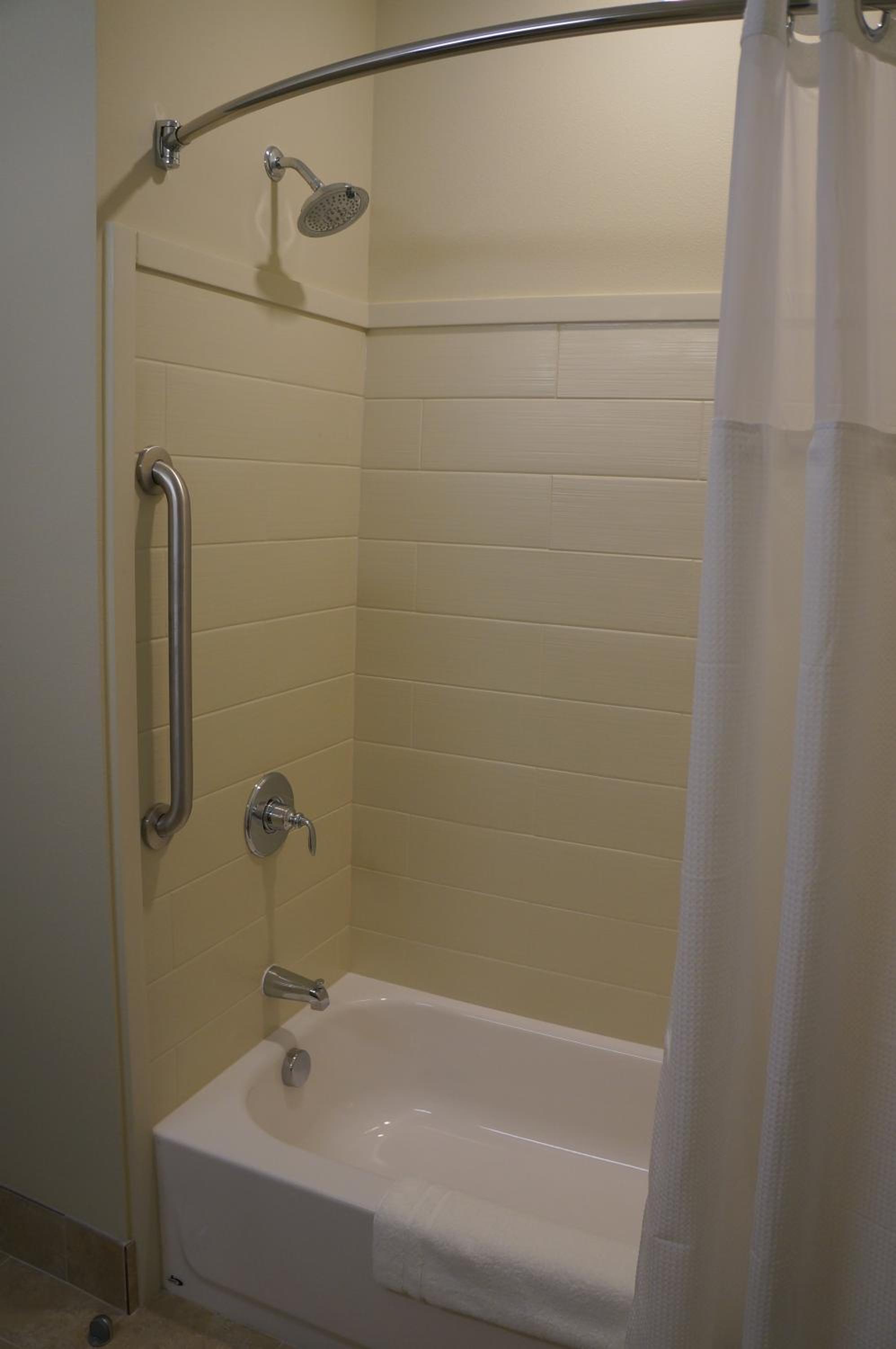Queen Room with Two Queen Beds - Non-Smoking photo 3