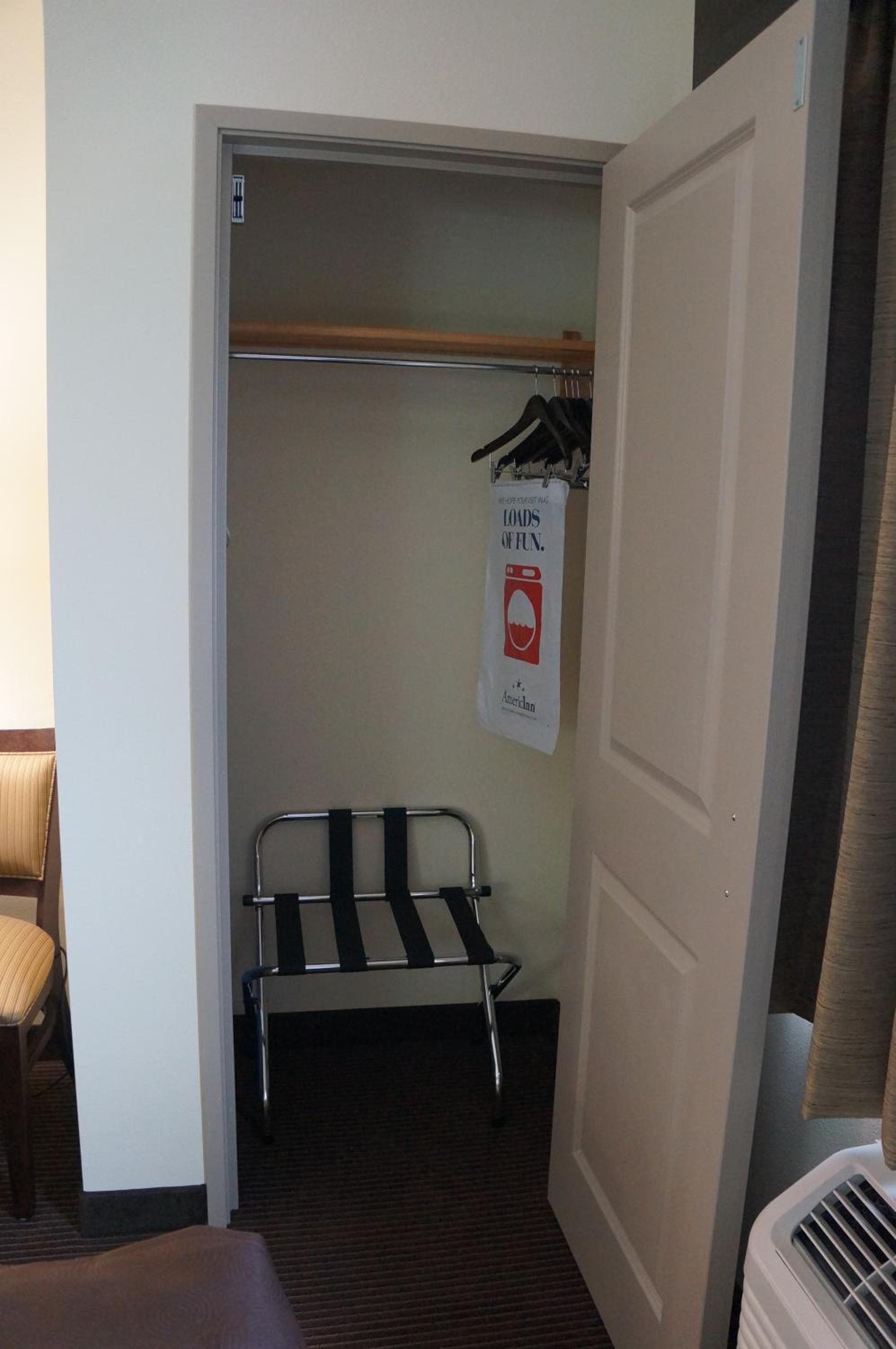 Queen Room with Two Queen Beds - Non-Smoking photo 2
