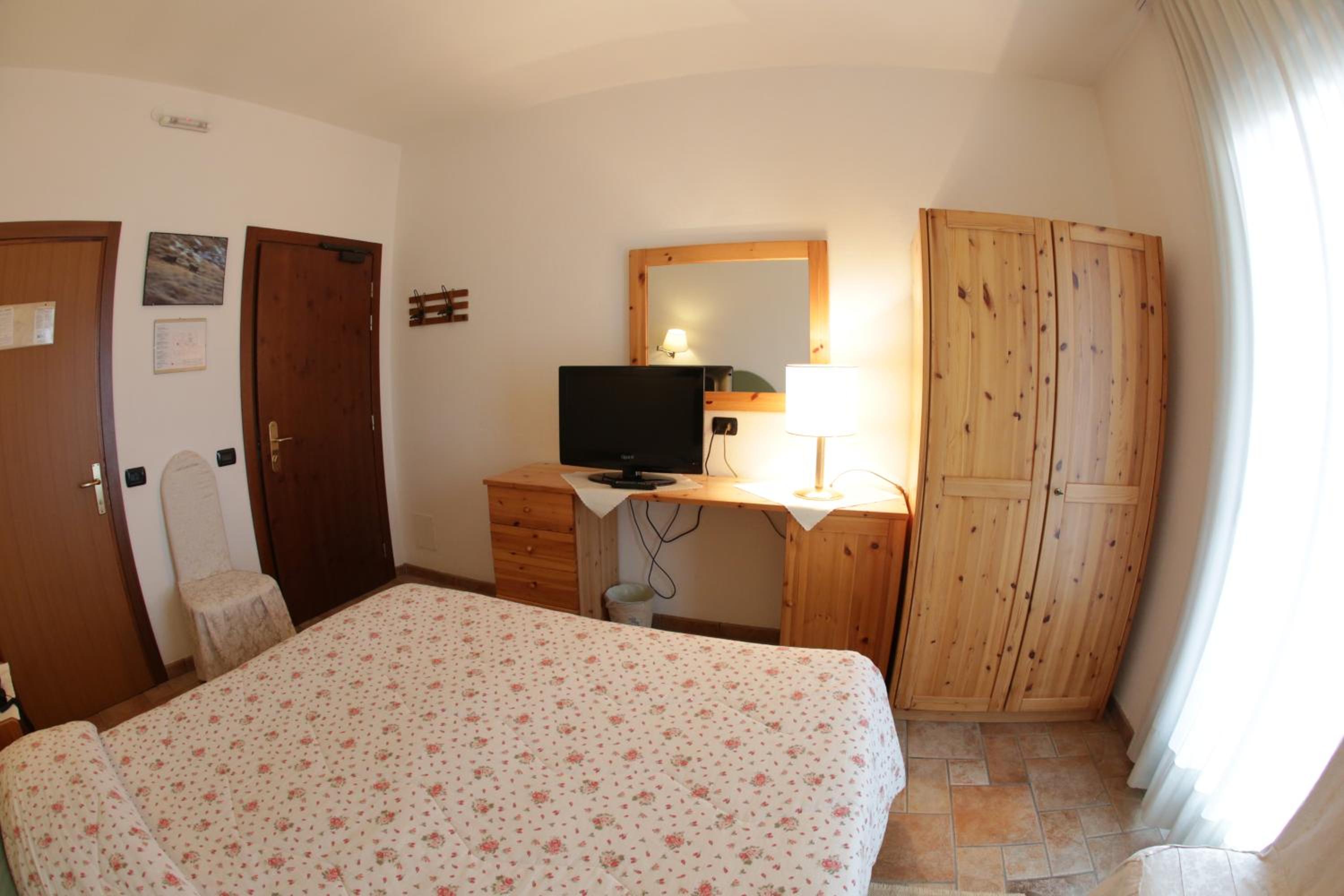 Standard Double or Twin Room - Photo 10