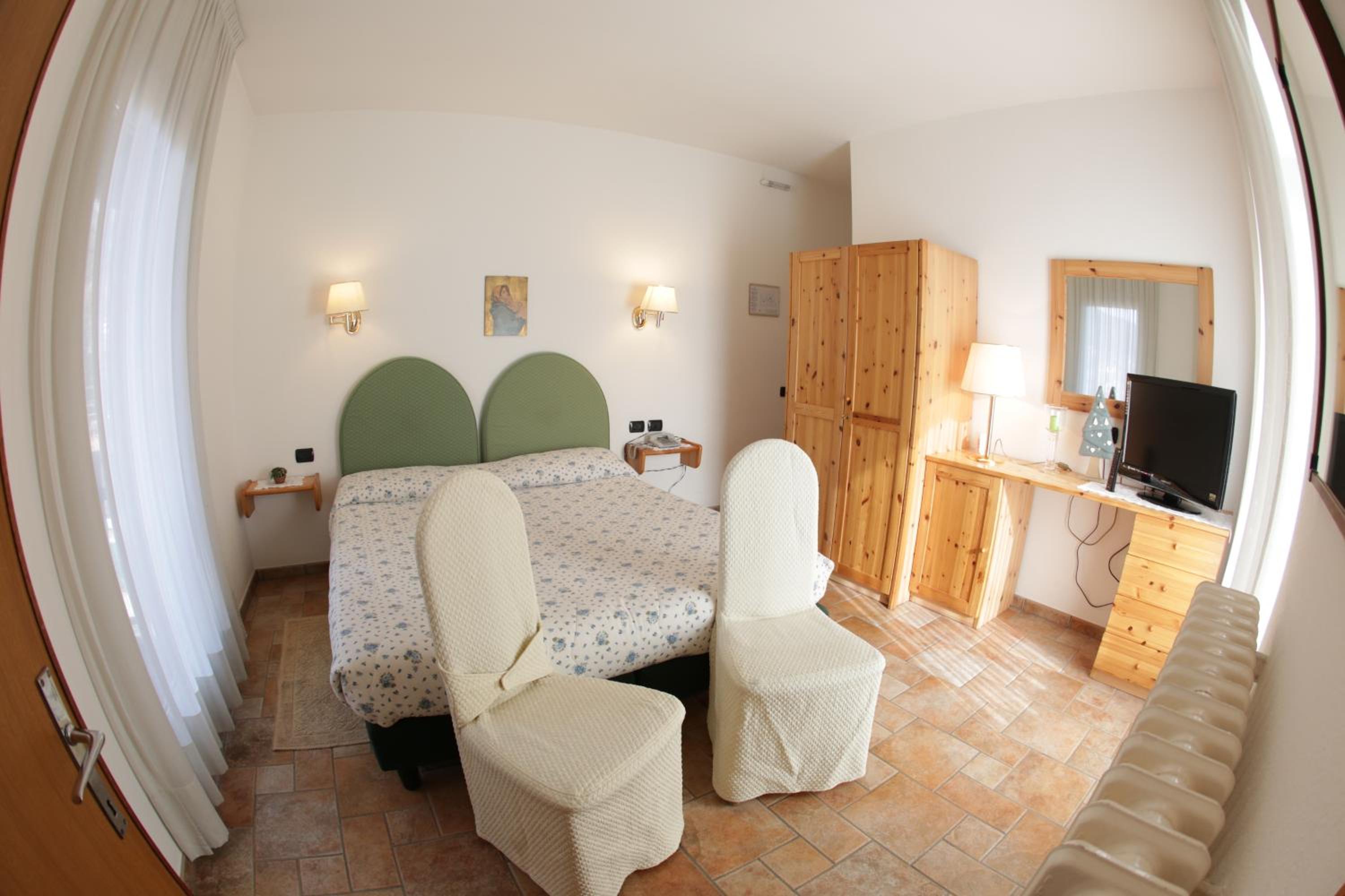 Standard Double or Twin Room - Photo 9