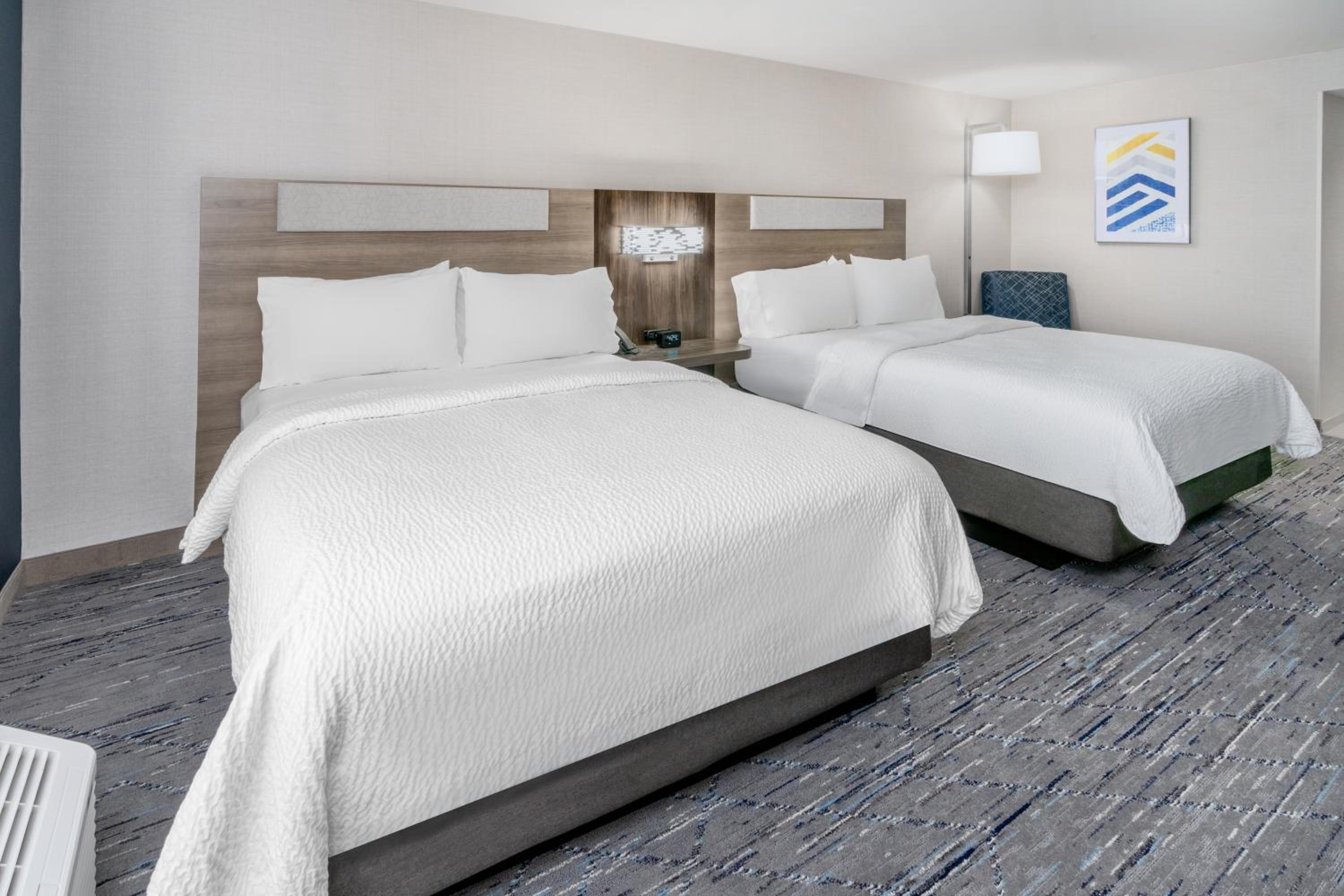 Standard Room with Two Queen Beds - Photo 6