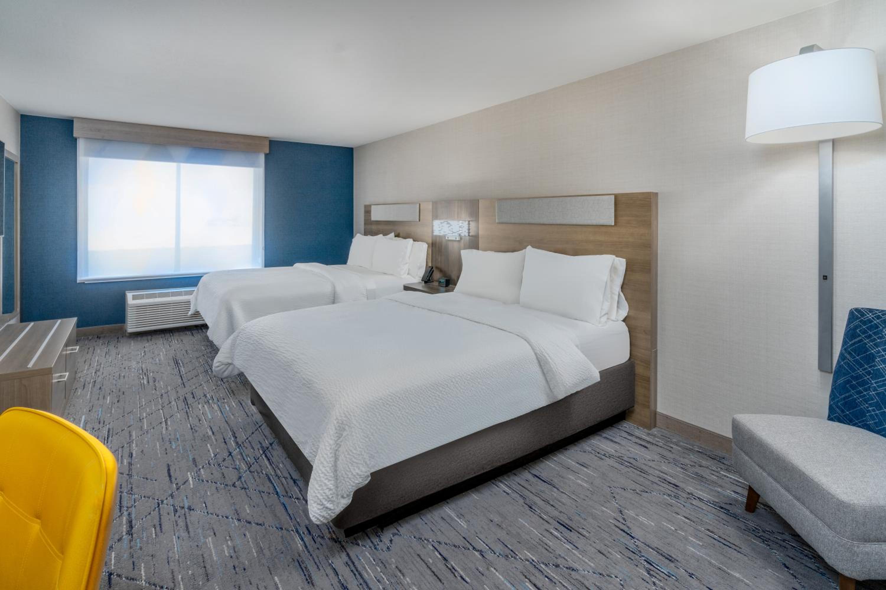 Standard Room with Two Queen Beds - Photo 2
