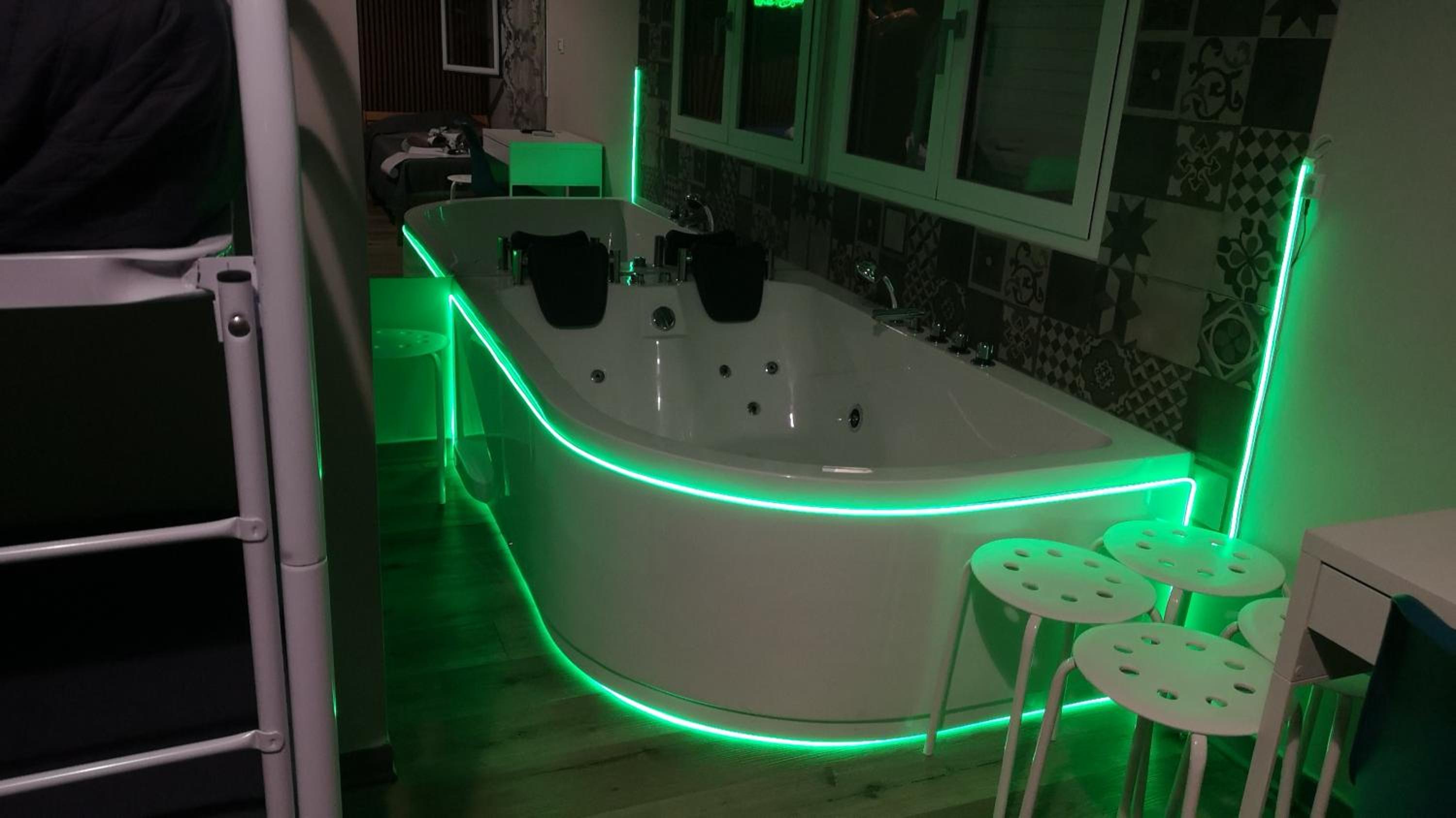 Deluxe Suite with Spa Bath - Photo 5