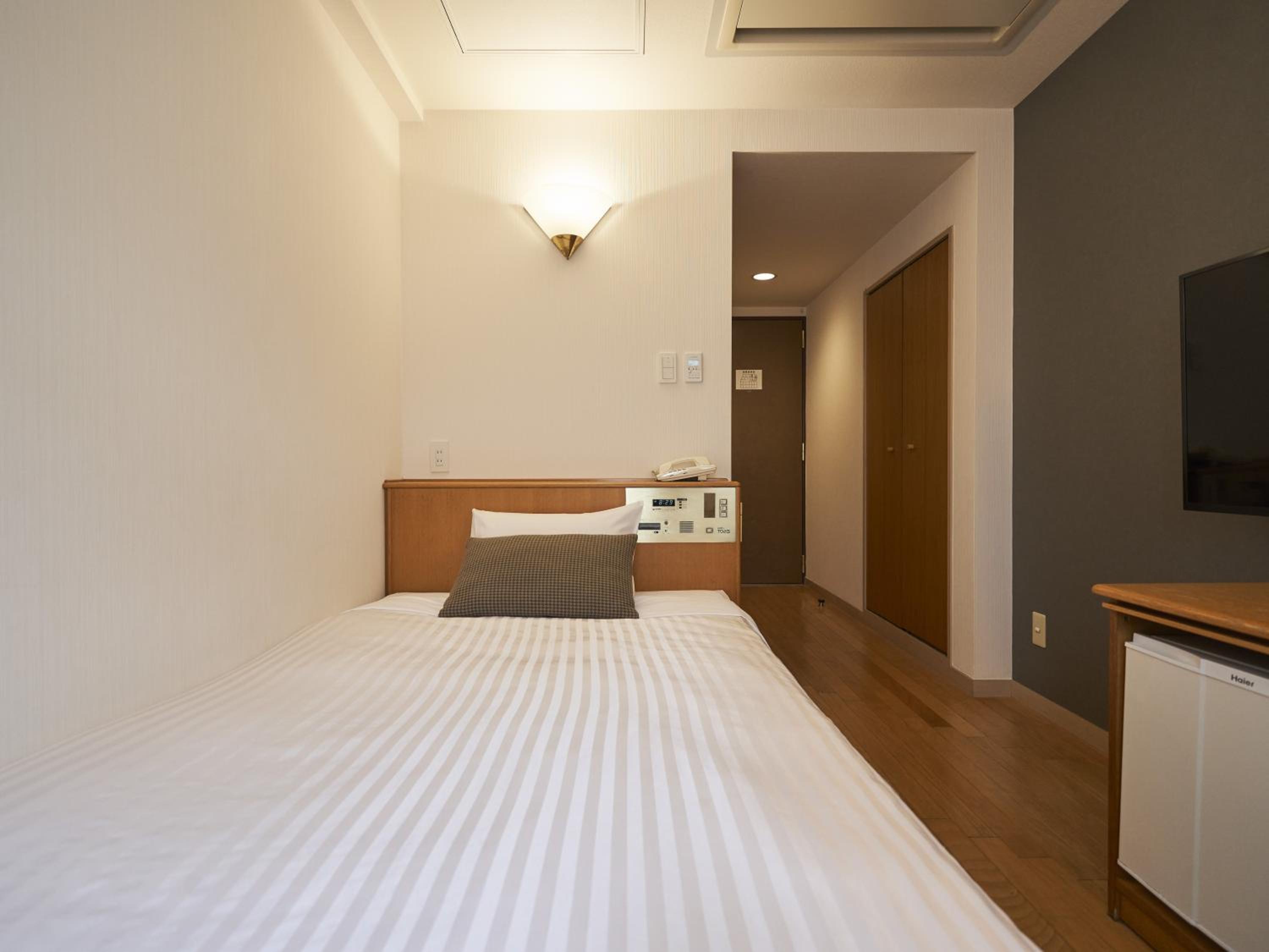 Standard Double Room with Small Double Bed with Breakfast - Non-Smoking photo 1