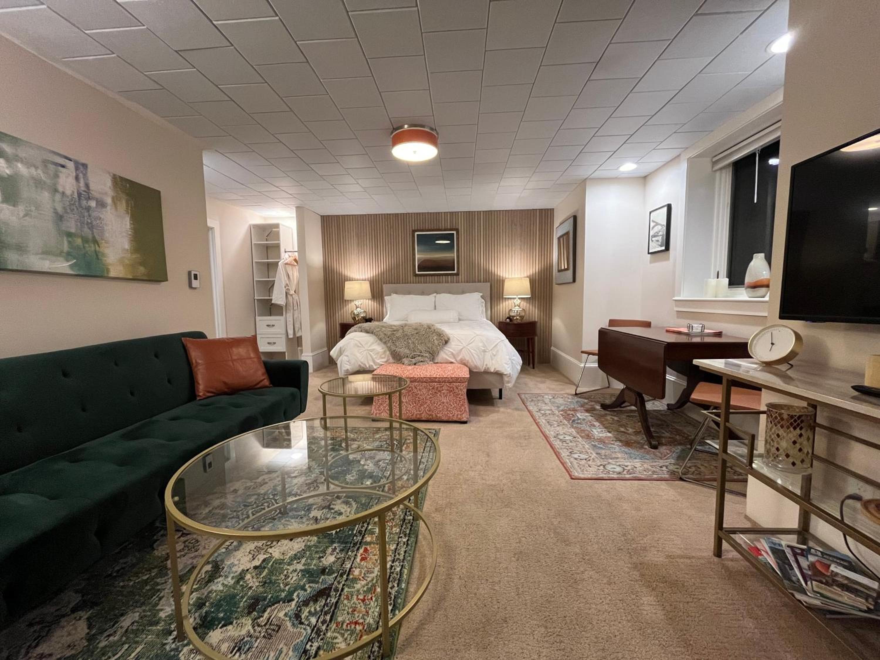Deluxe Queen Suite