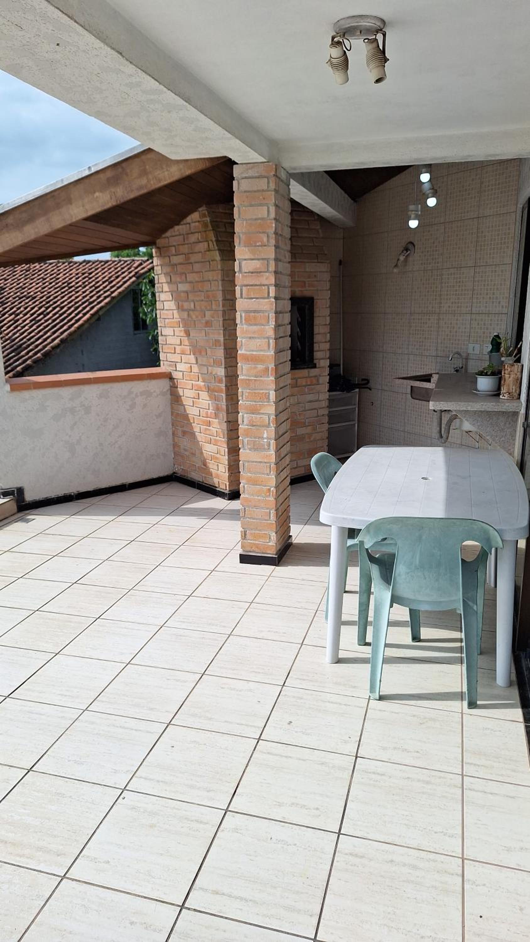 Five-Bedroom House photo 1