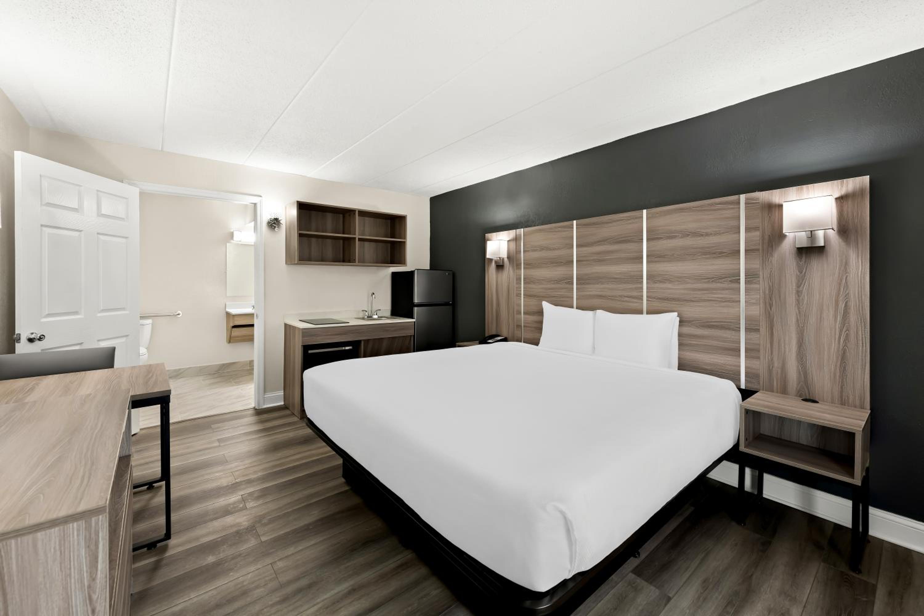 King Room with Roll-In Shower - Disability Access/Non Smoking photo 2