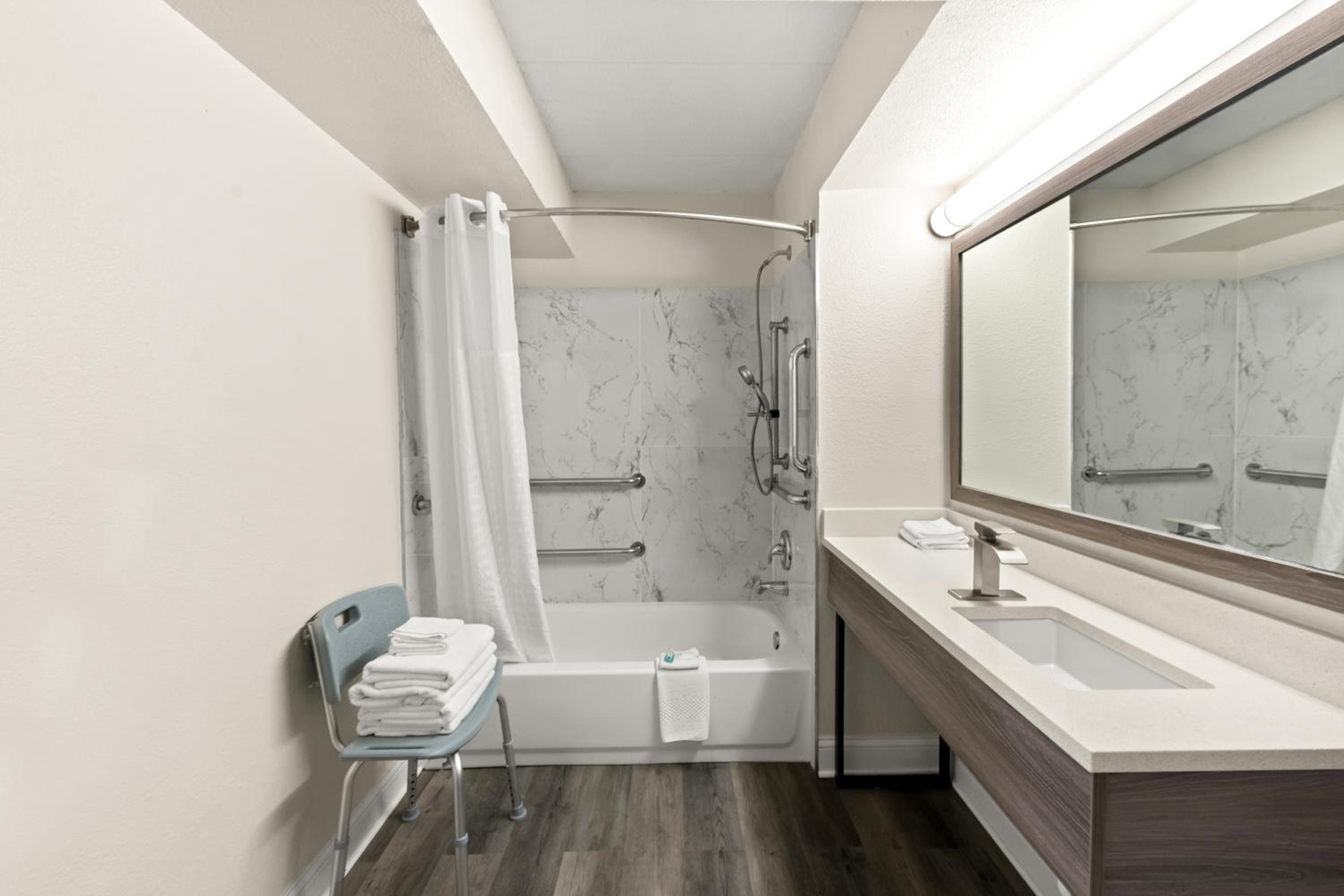 King Room with Tub - Disability Access/Non Smoking - Photo 5