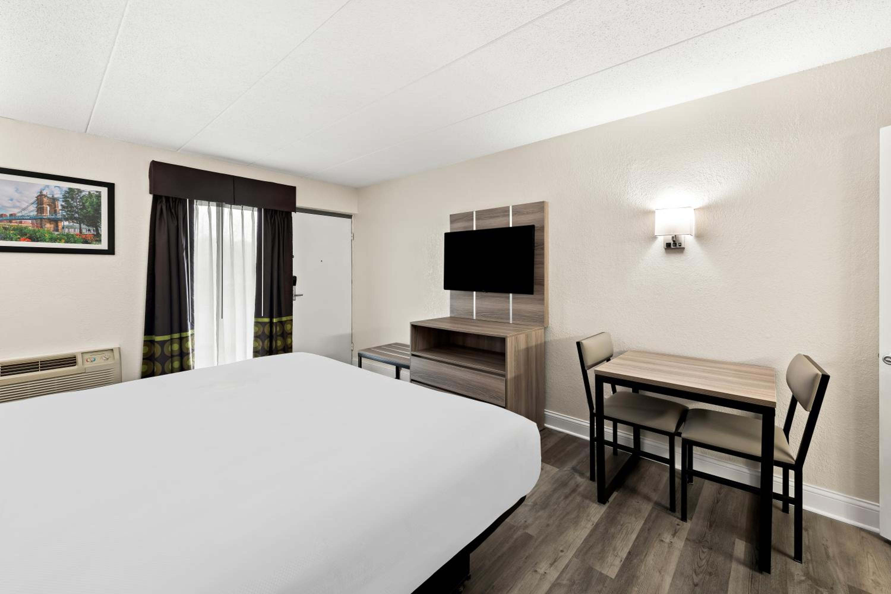 King Room with Tub - Disability Access/Non Smoking - Photo 2