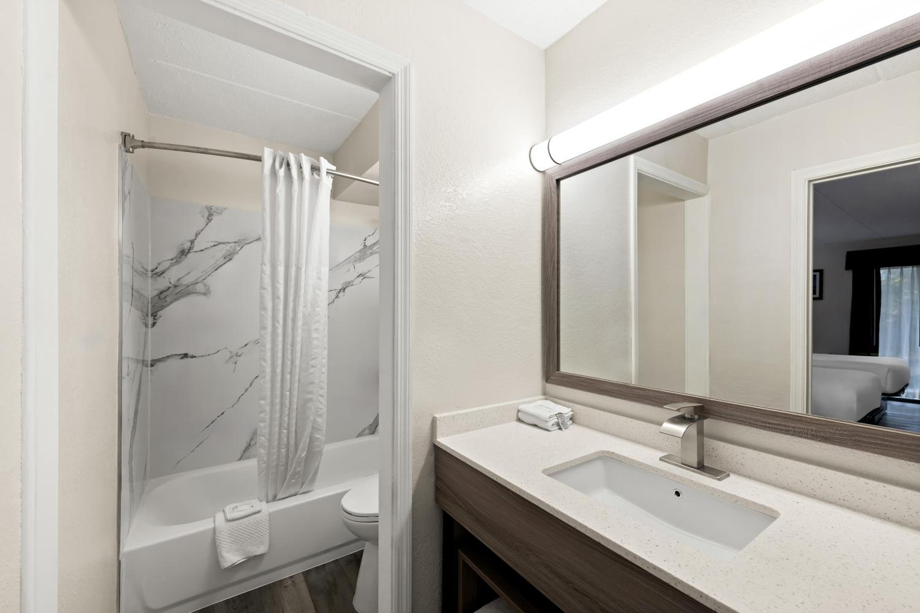 King Room - Non Smoking - Photo 2
