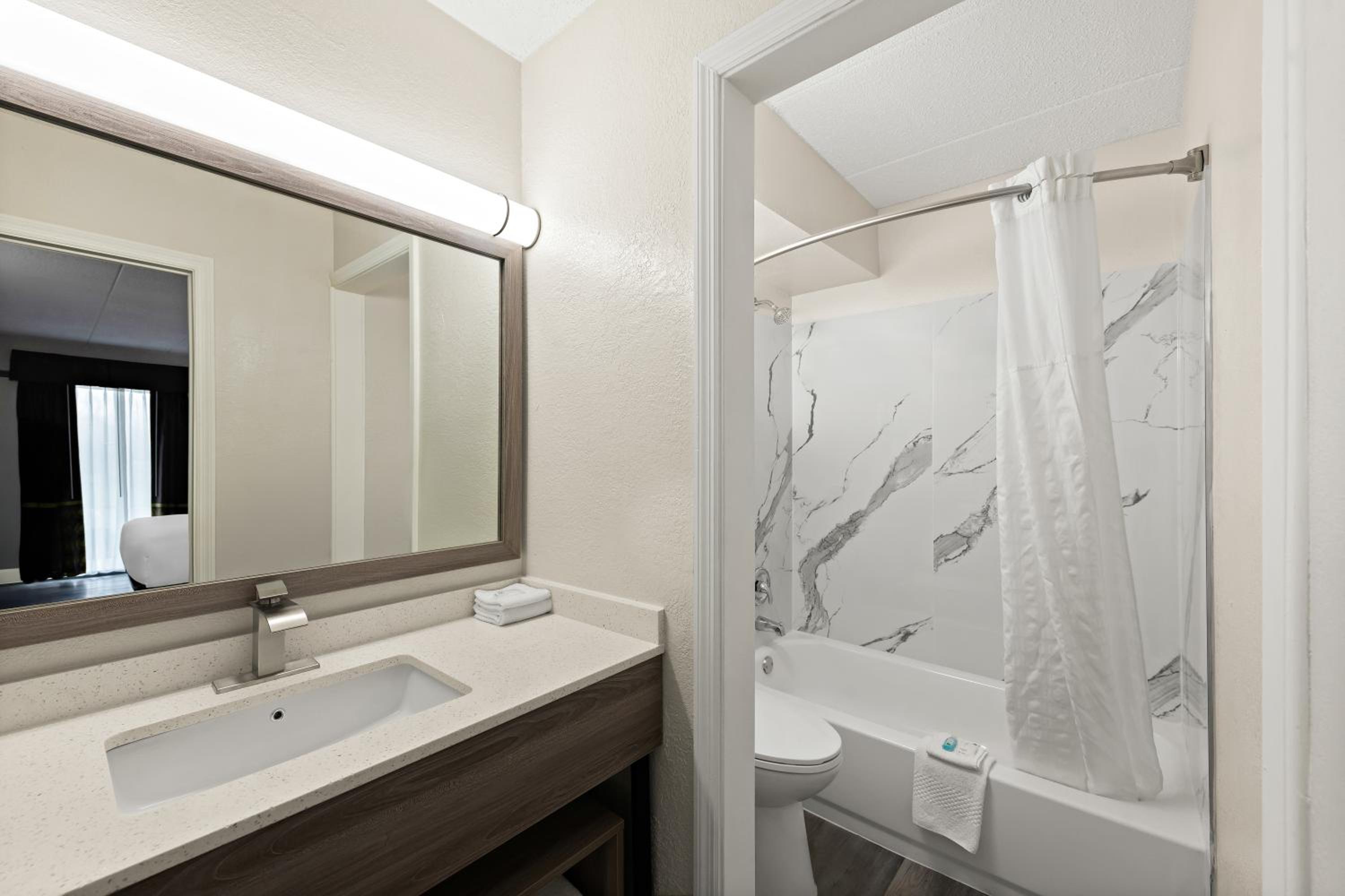 King Room - Non Smoking - Photo 4