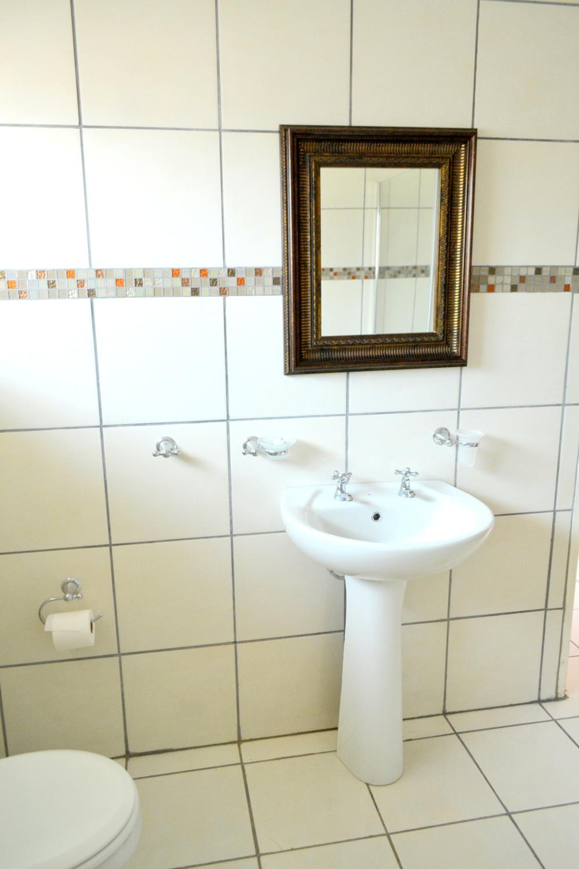 Deluxe Queen Room - Photo 7