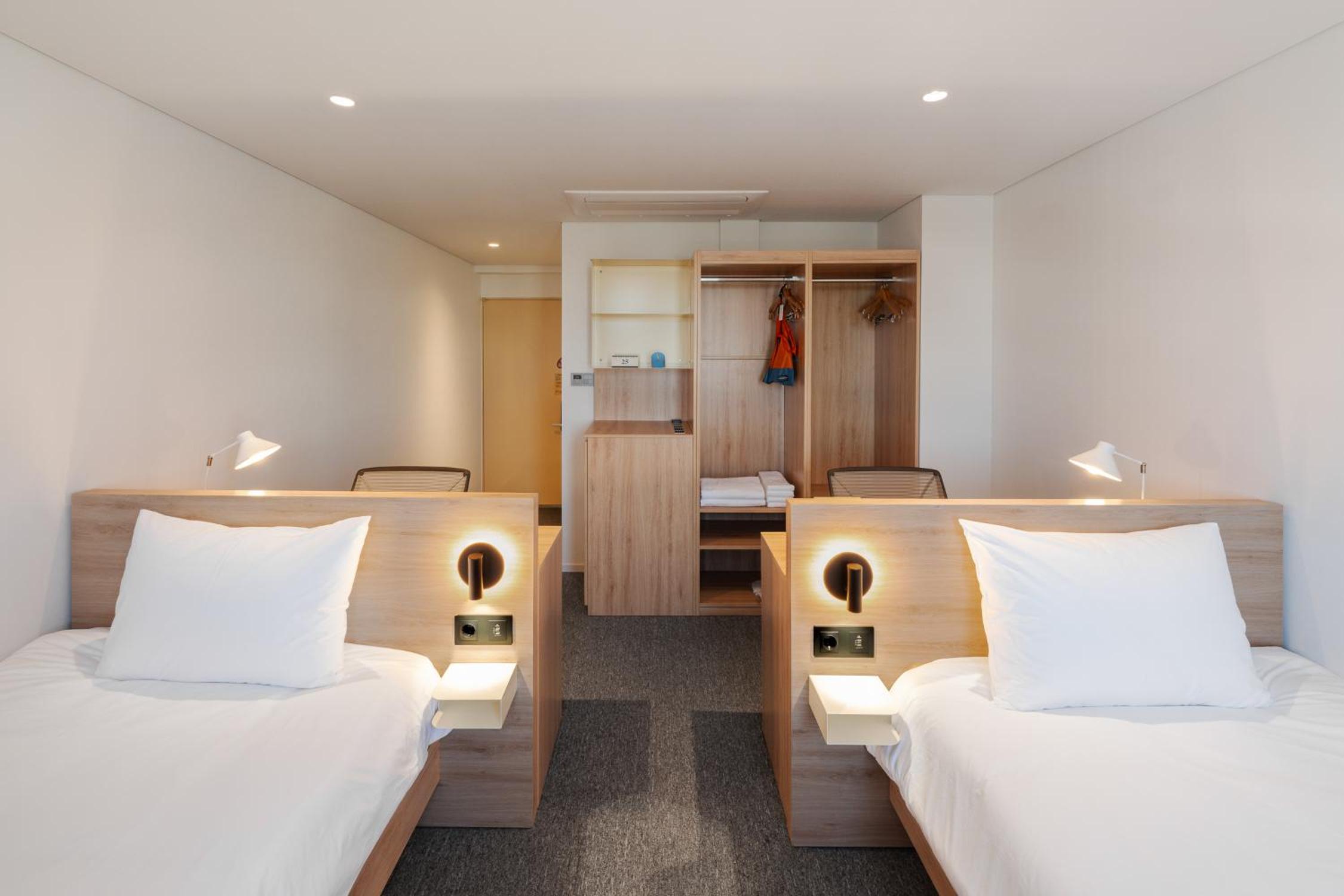 Twin Room with City View - Photo 2
