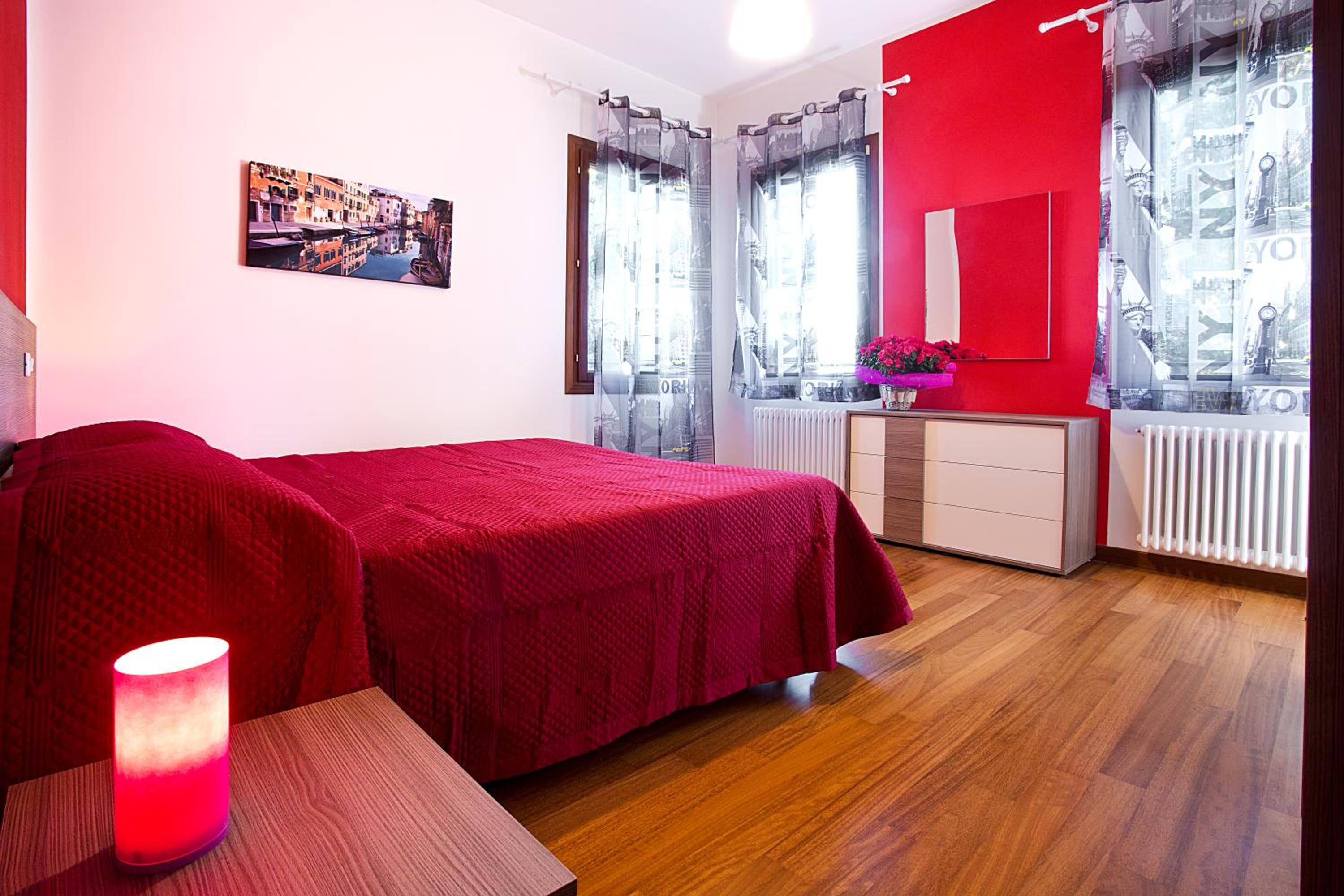 One-Bedroom Apartment photo 1